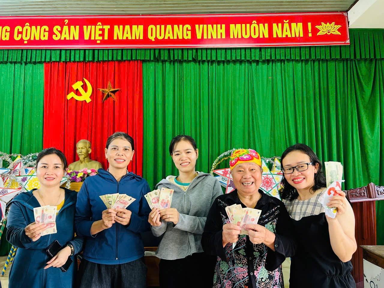 NGƯỜI DÂN PHƯỜNG HÀ HUY TẬP PHẤN KHỞI ĐÓN NHẬN QUÀ TẾT ĐỘC LẬP