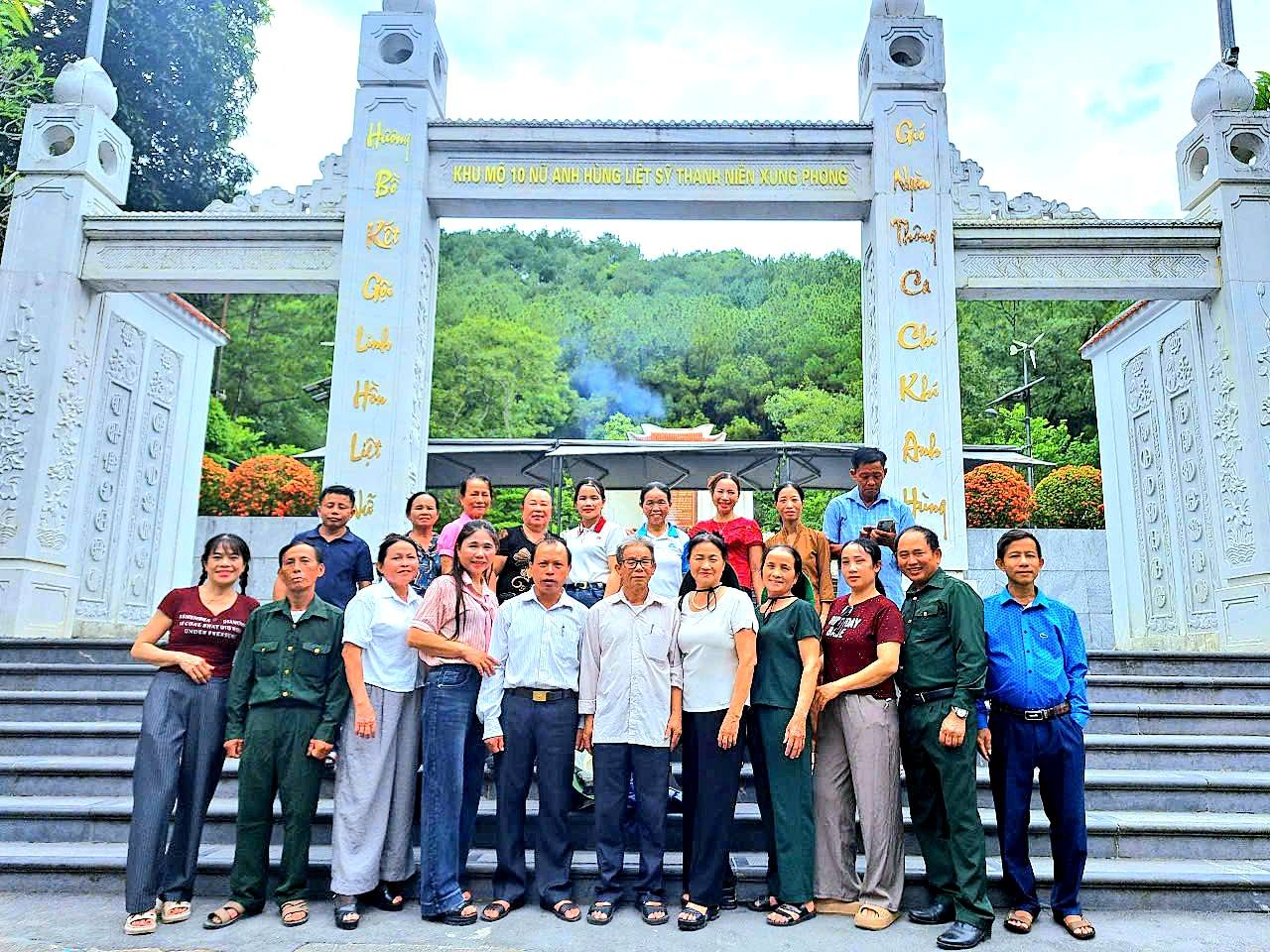 NHÂN DÂN VÀ CÁN BỘ THÔN NAM THƯỢNG DÂNG HƯƠNG TẠI KHU DI TÍCH LỊCH SỬ NGÃ BA ĐỒNG LỘC NHÂN KỶ NIỆM NGÀY THƯƠNG BINH LIỆT SĨ 27/7