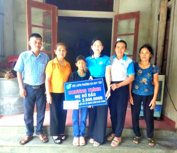 LAN TỎA YÊU THƯƠNG QUA CHƯƠNG TRÌNH "MẸ ĐỠ ĐẦU" CỦA HỘI LHPN PHƯỜNG HÀ HUY TẬP