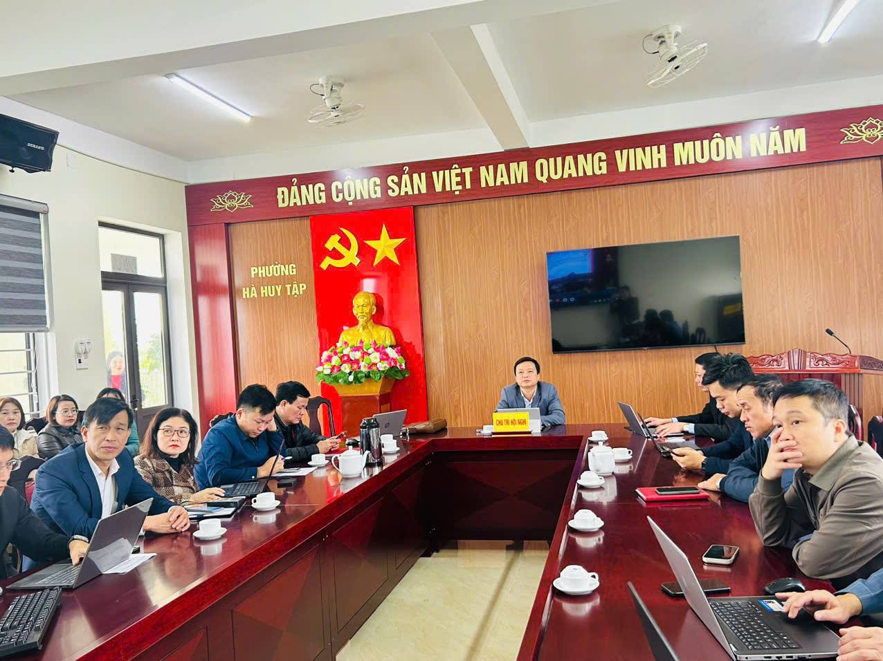 Toàn thể cán bộ, công chức phường Hà Huy Tập tham gia học tập, bồi dưỡng cập nhật kiến thức, kỹ năng xây dựng Đảng do Trung ương tổ chức 