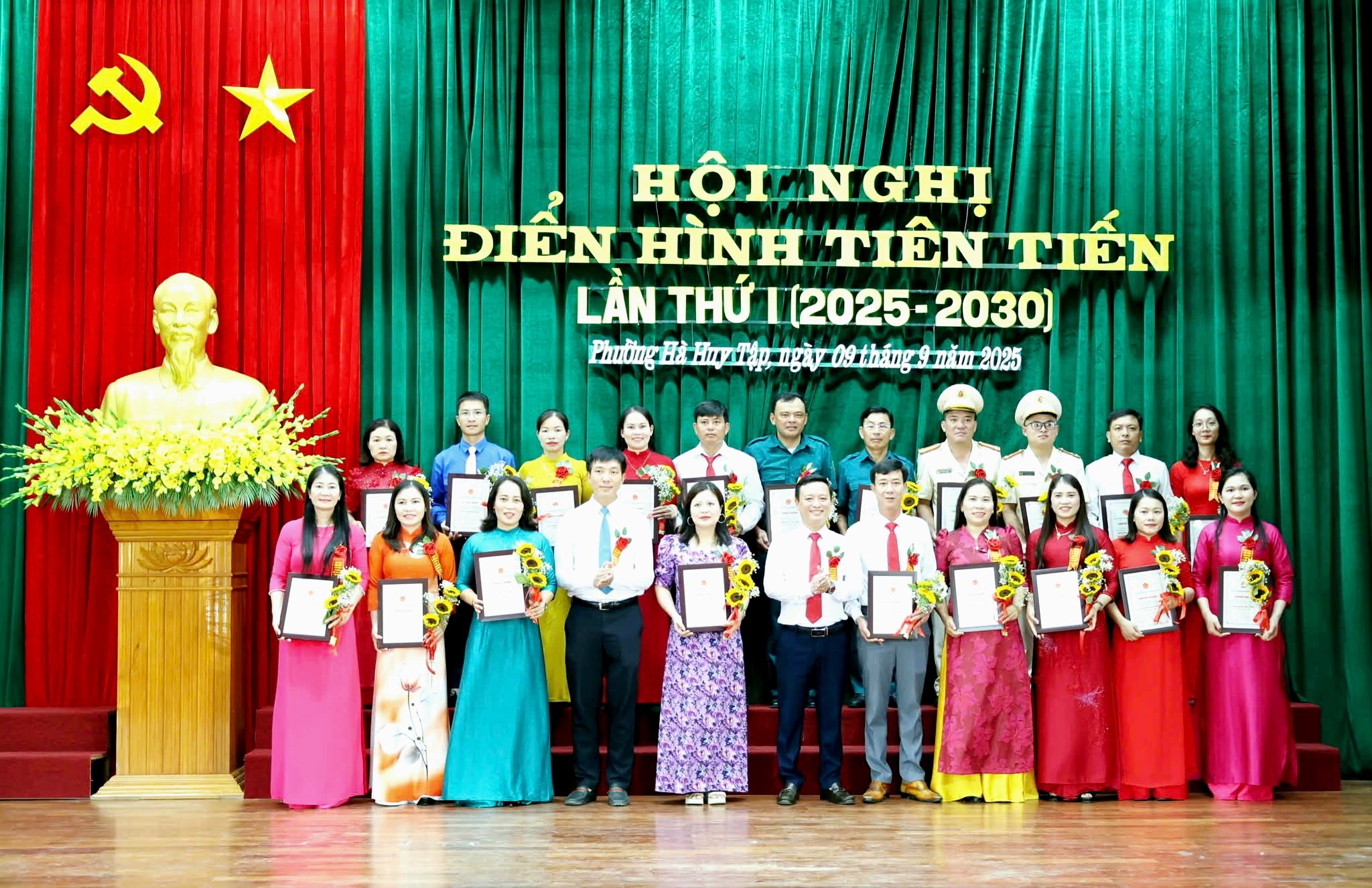 HỘI NGHỊ ĐIỂN HÌNH TIÊN TIẾN GIAI ĐOẠN 2025-2030 PHƯỜNG HÀ HUY TẬP: VINH DANH 18 TẬP THỂ VÀ 46 CÁ NHÂN XUẤT SẮC