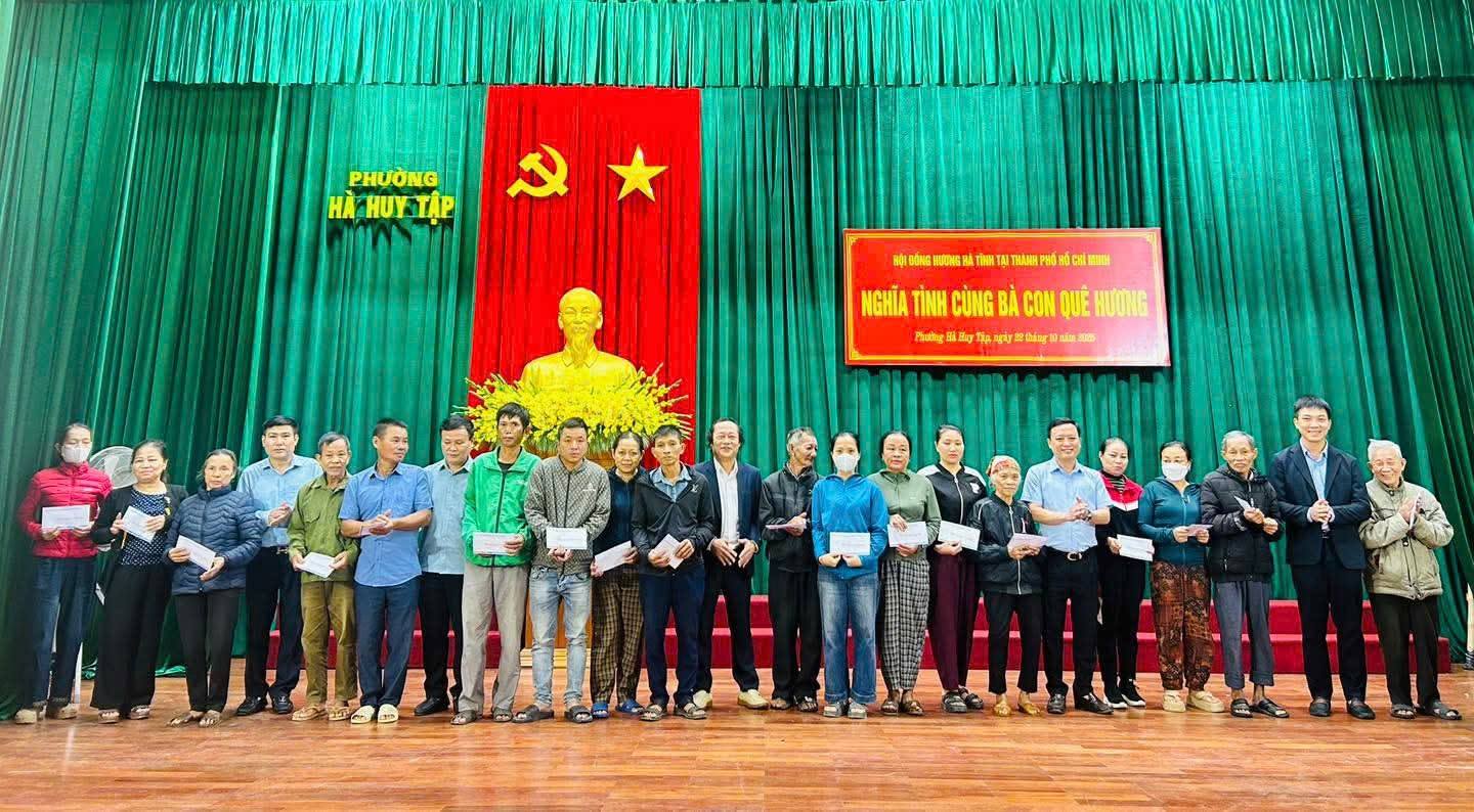 HỘI ĐỒNG HƯƠNG HÀ TĨNH TẠI TP. HỒ CHÍ MINH TRAO 40 SUẤT QUÀ HỖ TRỢ BÀ CON KHÓ KHĂN SAU BÃO SỐ 10 - LAN TỎA NGHĨA TÌNH NGƯỜI XA QUÊ HƯỚNG VỀ ĐẤT MẸ 