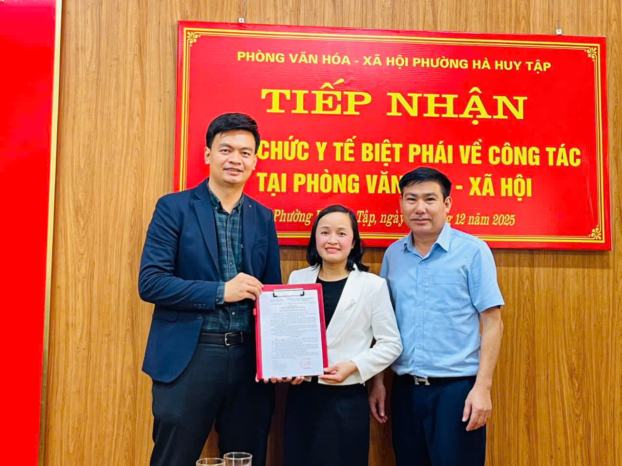 PHƯỜNG HÀ HUY TẬP TỔ CHỨC LỄ TIẾP NHẬN VIÊN CHỨC BIỆT PHÁI HỖ TRỢ CÔNG TÁC Y TẾ CƠ SỞ