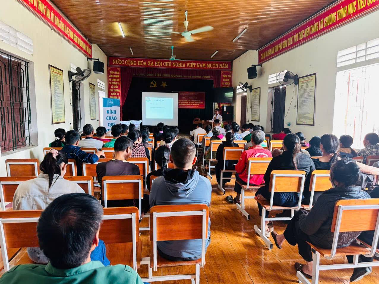 PHƯỜNG HÀ HUY TẬP TẬP HUẤN KỸ THUẬT CHĂN NUÔI GÀ CHO CÁC HỘ THAM GIA DỰ ÁN GIẢM NGHÈO BỀN VỮNG