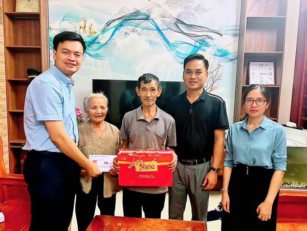 ĐỒNG CHÍ PHÓ CHỦ TỊCH UBND PHƯỜNG THĂM HỎI, ĐỘNG VIÊN VÀ TẶNG QUÀ TRI ÂN CHO THƯƠNG BINH, BỆNH BINH