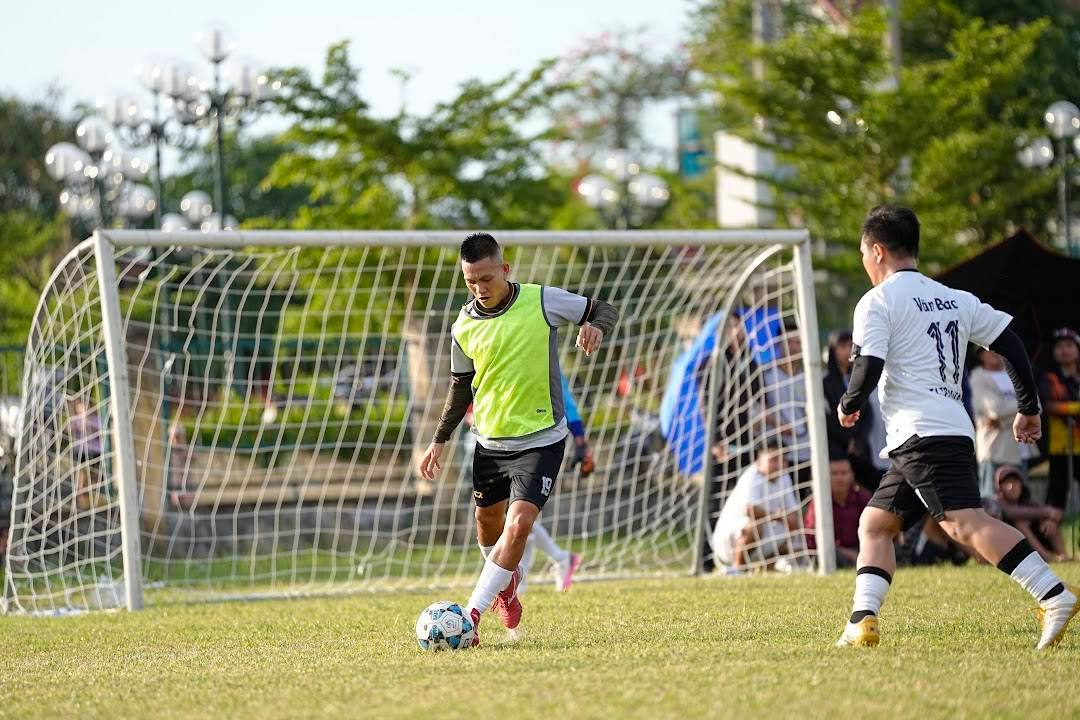 CẶP ANH EM LÀNG HƯƠNG NAO RA QUÂN VỚI CƠN MƯA BÀN THẮNG; TRUNG HÒA, THẮNG HÒA, TÂN HÒA, TIỀN THƯỢNG GIỮ PHONG ĐỘ TRẬN ĐẦU