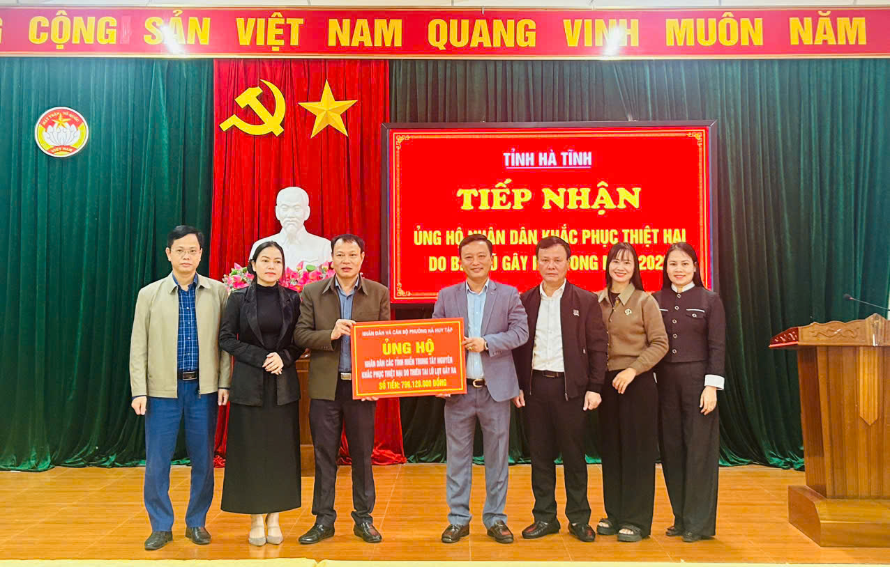 PHƯỜNG HÀ HUY TẬP TRAO HỖ TRỢ HƠN 796 TRIỆU ĐỒNG ỦNG HỘ NHÂN DÂN CÁC ĐỊA PHƯƠNG KHẮC PHỤC HẬU QUẢ BÃO LŨ