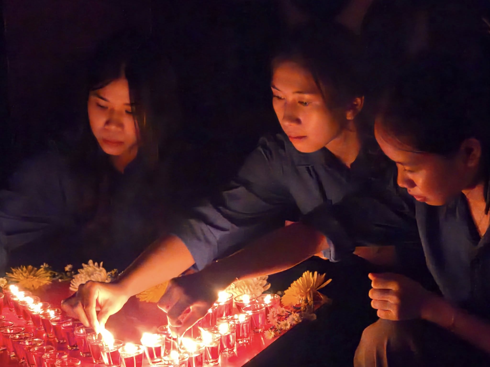 LẮNG ĐỌNG LỄ THẮP NẾN TRI ÂN TẠI CÁC ĐÀI TƯỞNG NIỆM LIỆT SĨ PHƯỜNG HÀ HUY TẬP