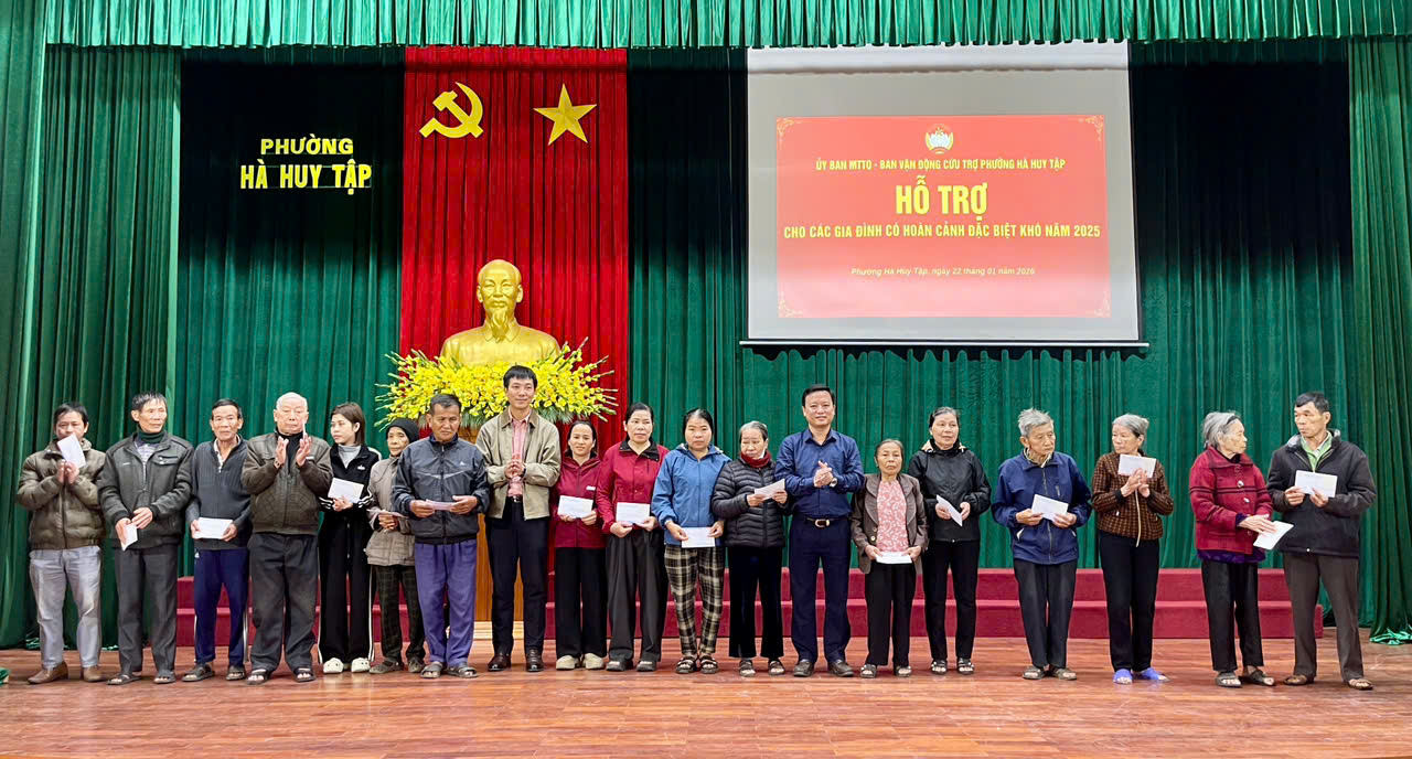 TRAO 65 SUẤT QUÀ HỖ TRỢ CÁC GIA ĐÌNH CÓ HOÀN CẢNH KHÓ KHĂN BỞI THIÊN TAI TRÊN ĐỊA BÀN PHƯỜNG HÀ HUY TẬP