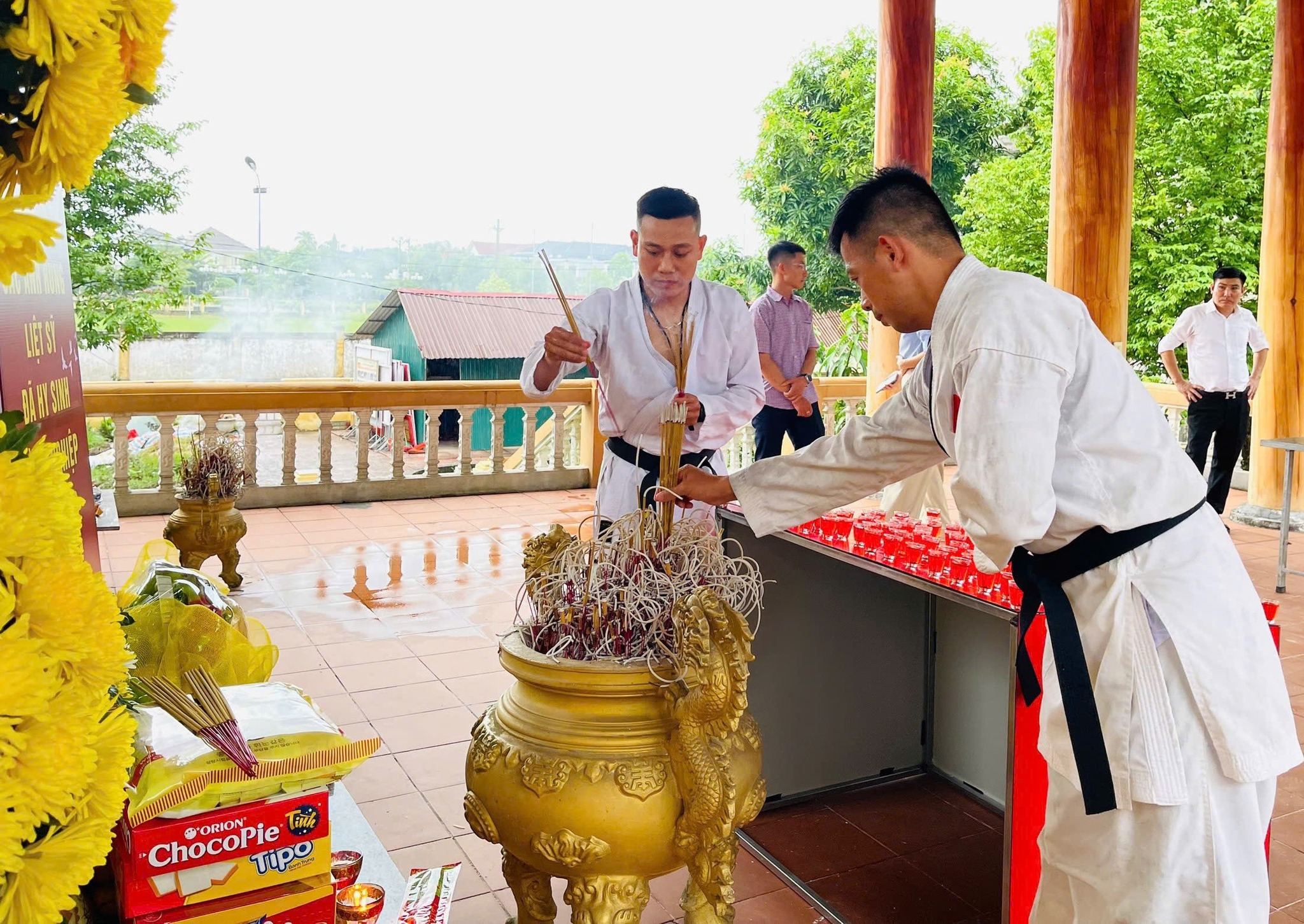 CLB KARATE CHÙA GIAI LAM - VÕ ĐƯỜNG HÙNG QUÂN TỔ CHỨC DÂNG HƯƠNG TRI ÂN CÁC ANH HÙNG LIỆT SĨ