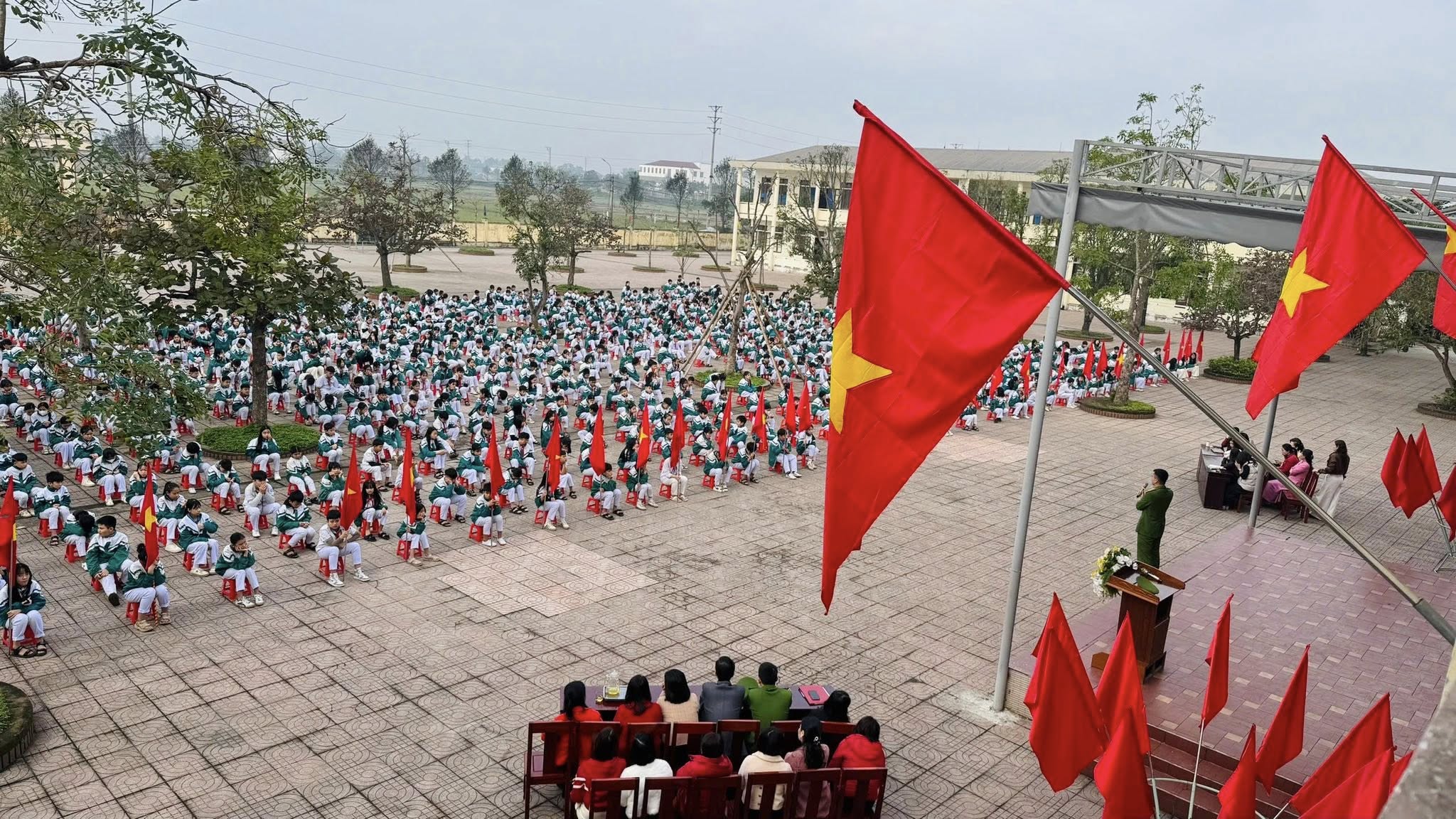 Tuyên truyền, phổ biến pháp luật cho cán bộ, giáo viên và học sinh Trường THCS Nguyễn Hoành Từ