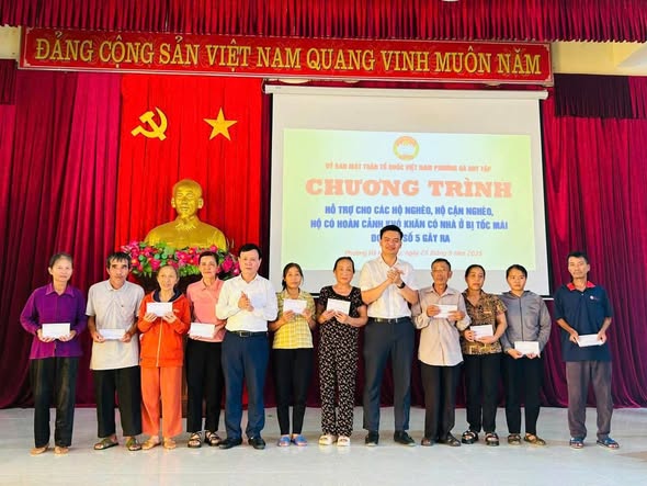 MTTQ PHƯỜNG HÀ HUY TẬP TRAO 190 TRIỆU ĐỒNG HỖ TRỢ HỘ NGHÈO, CẬN NGHÈO, HỘ KHÓ KHĂN BỊ ẢNH HƯỞNG BỞI BÃO SỐ 5