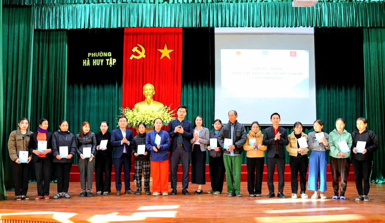 BHXH HÀ TĨNH TRAO 65 THẺ BHYT CHO NGƯỜI DÂN VÀ HỌC SINH CÓ HOÀN CẢNH KHÓ KHĂN TRÊN ĐỊA BÀN PHƯỜNG HÀ HUY TẬP