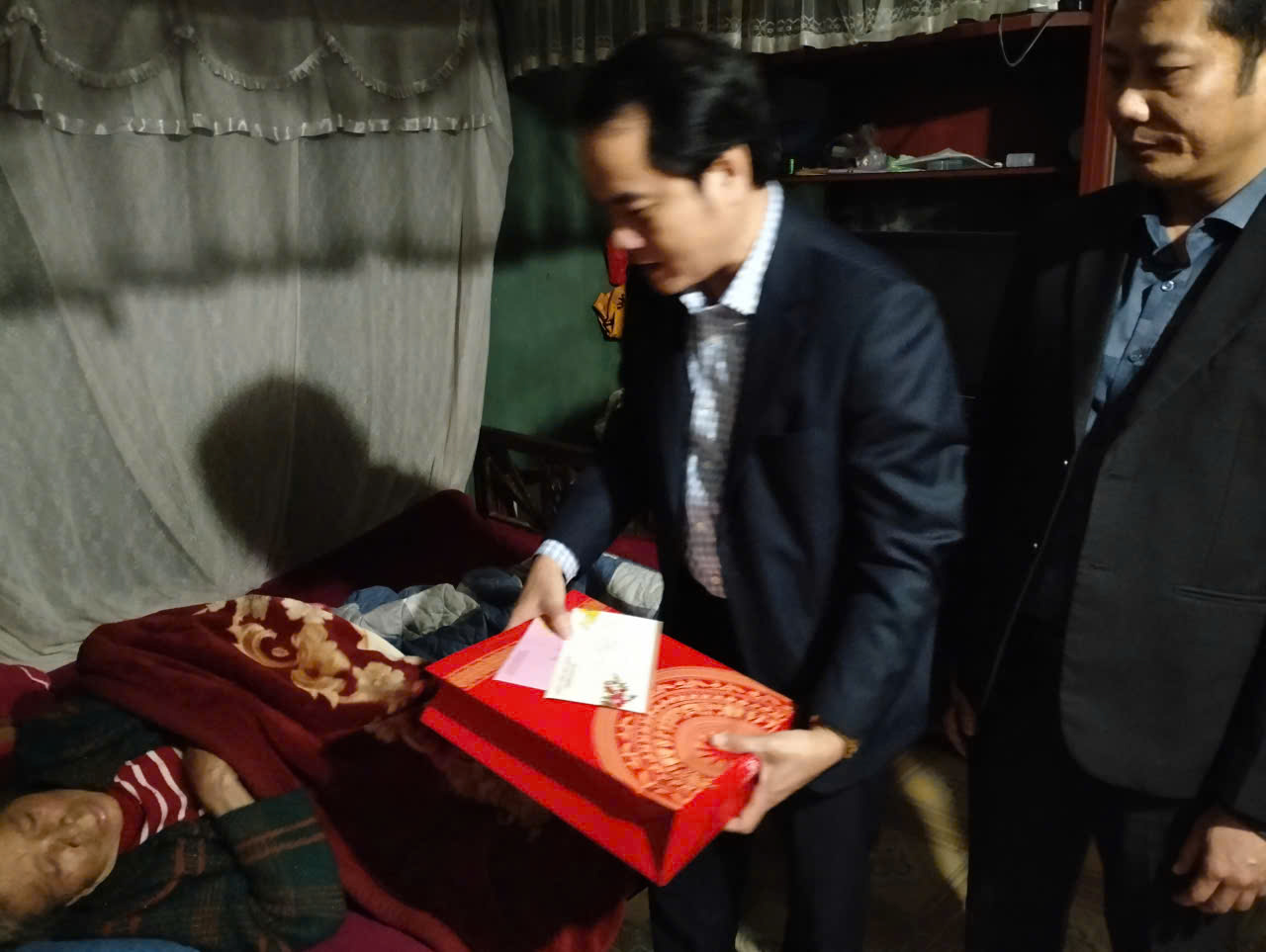 THƯỜNG TRỰC ĐẢNG ỦY PHƯỜNG HÀ HUY TẬP THĂM HỎI, TẶNG  QUÀ TẾT BÍNH NGỌ 2026 CHO NGƯỜI CÓ CÔNG, HỘ GIA ĐÌNH CÓ HOÀN CẢNH KHÓ KHĂN TRÊN ĐỊA BÀN PHƯỜNG