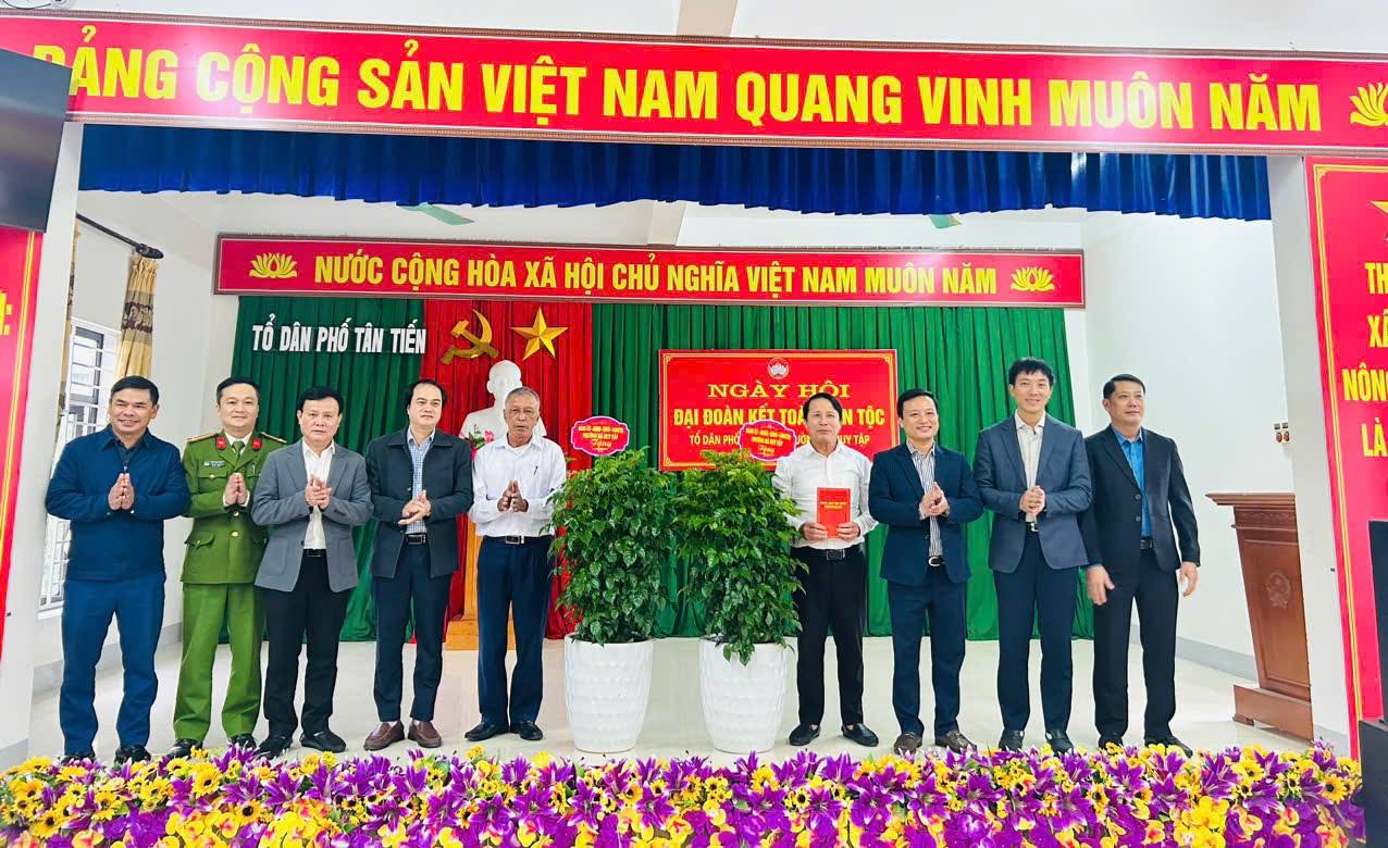 RỘN RÀNG NGÀY HỘI ĐẠI ĐOÀN KẾT TOÀN DÂN TỘC TẠI TỔ DÂN PHỐ TÂN TIẾN