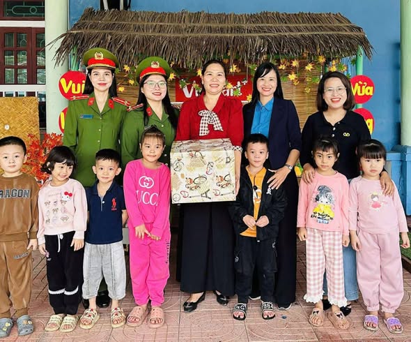 CHI HỘI PHỤ NỮ CÔNG AN PHƯỜNG HÀ HUY TẬP TRAO TẶNG 40 PHẦN QUÀ CHO HỌC SINH CÓ HOÀN CẢNH KHÓ KHĂN 