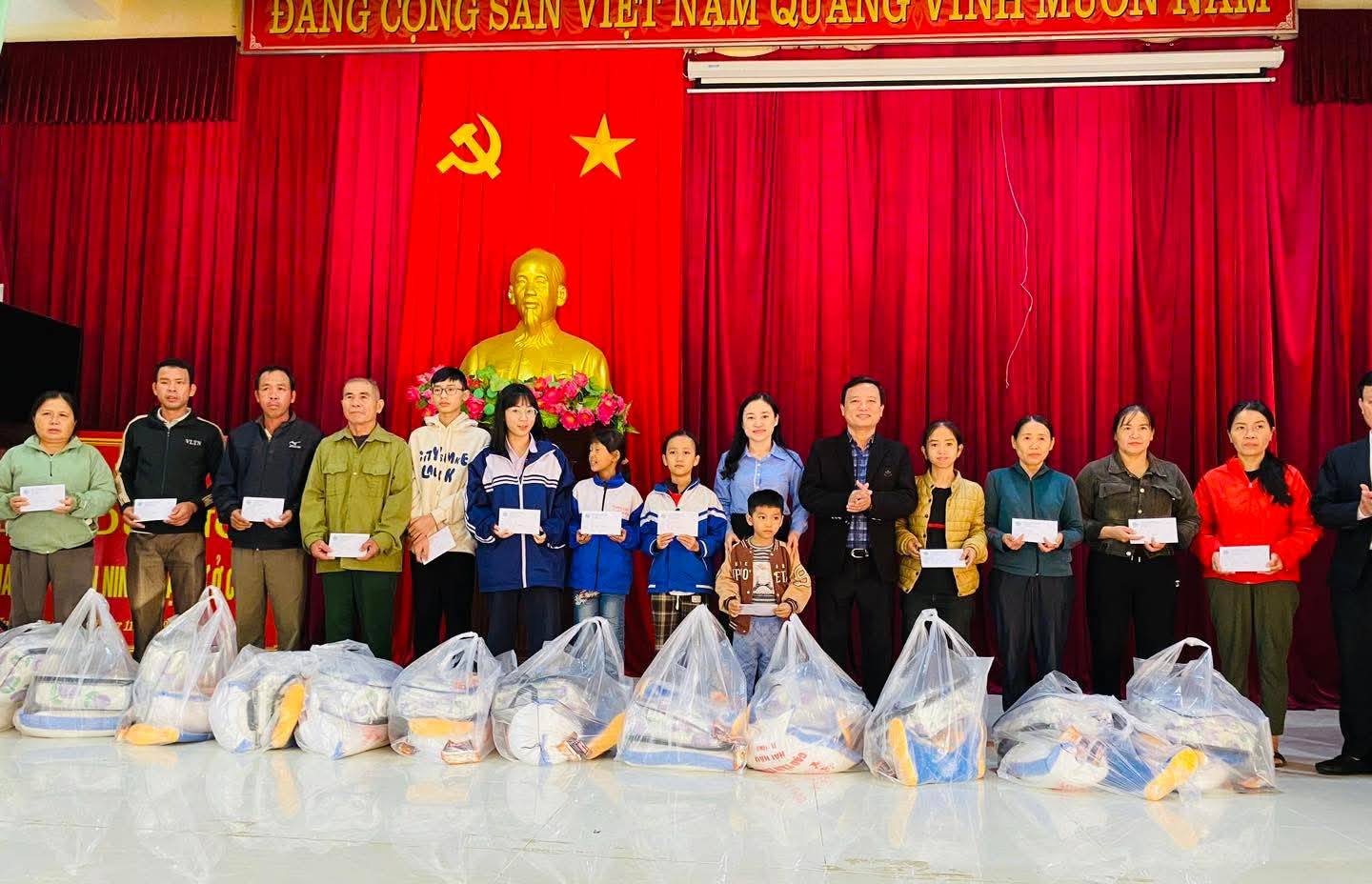 HỘI LHPN HÀ TĨNH TRAO 25 SUẤT QUÀ HỖ TRỢ TRẺ EM MỒ CÔI CÓ HOÀN CẢNH KHÓ KHĂN BỊ NGẬP LỤT TẠI PHƯỜNG HÀ HUY TẬP