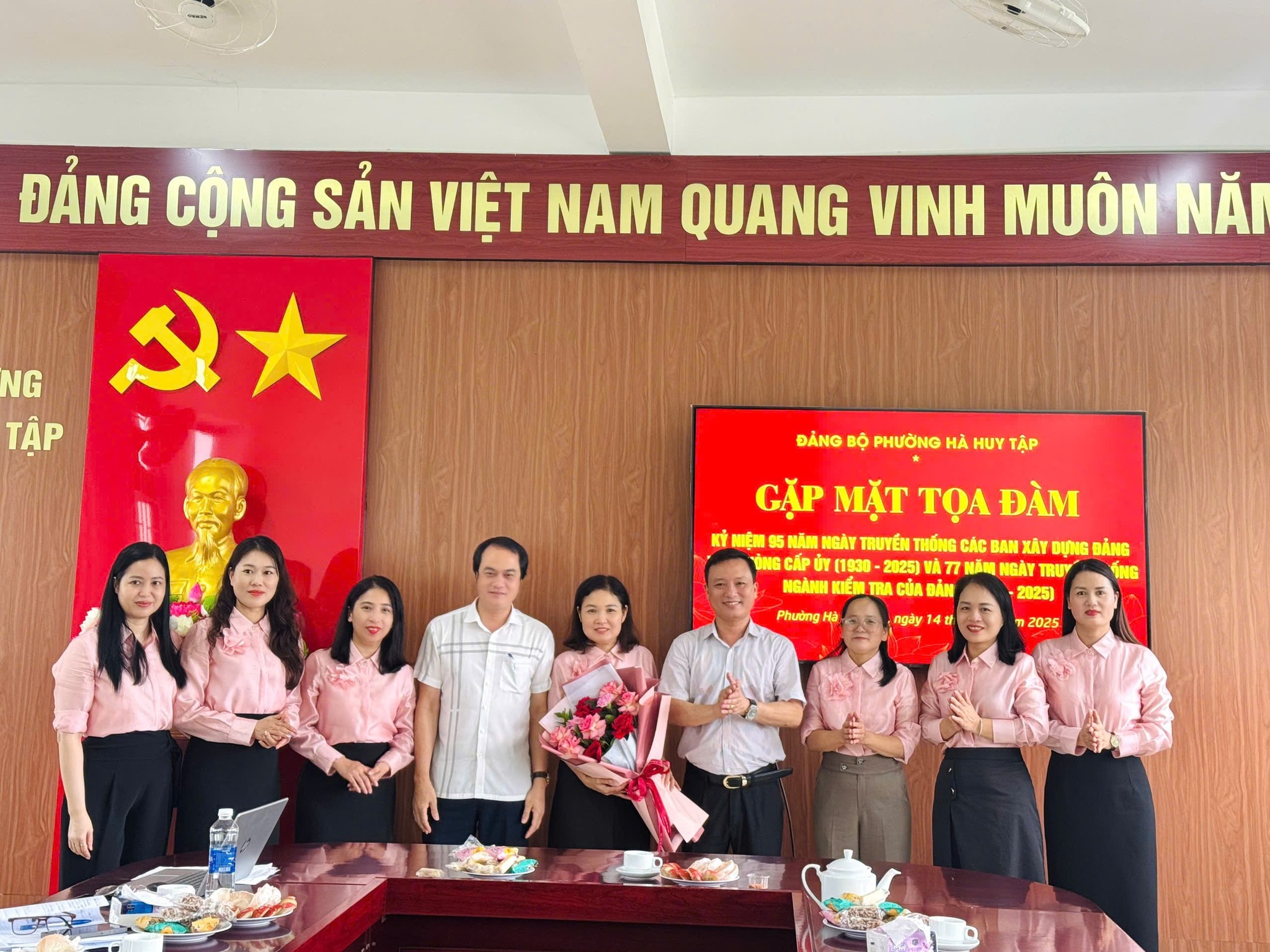 ĐẢNG ỦY PHƯỜNG HÀ HUY TẬP TỔ CHỨC GẶP MẶT, TỌA ĐÀM KỶ NIỆM 95 NĂM NGÀY TRUYỀN THỐNG CÁC BAN XÂY DỰNG ĐẢNG, VĂN PHÒNG CẤP ỦY VÀ 77 NĂM NGÀY TRUYỀN THỐNG NGÀNH KIỂM TRA CỦA ĐẢNG