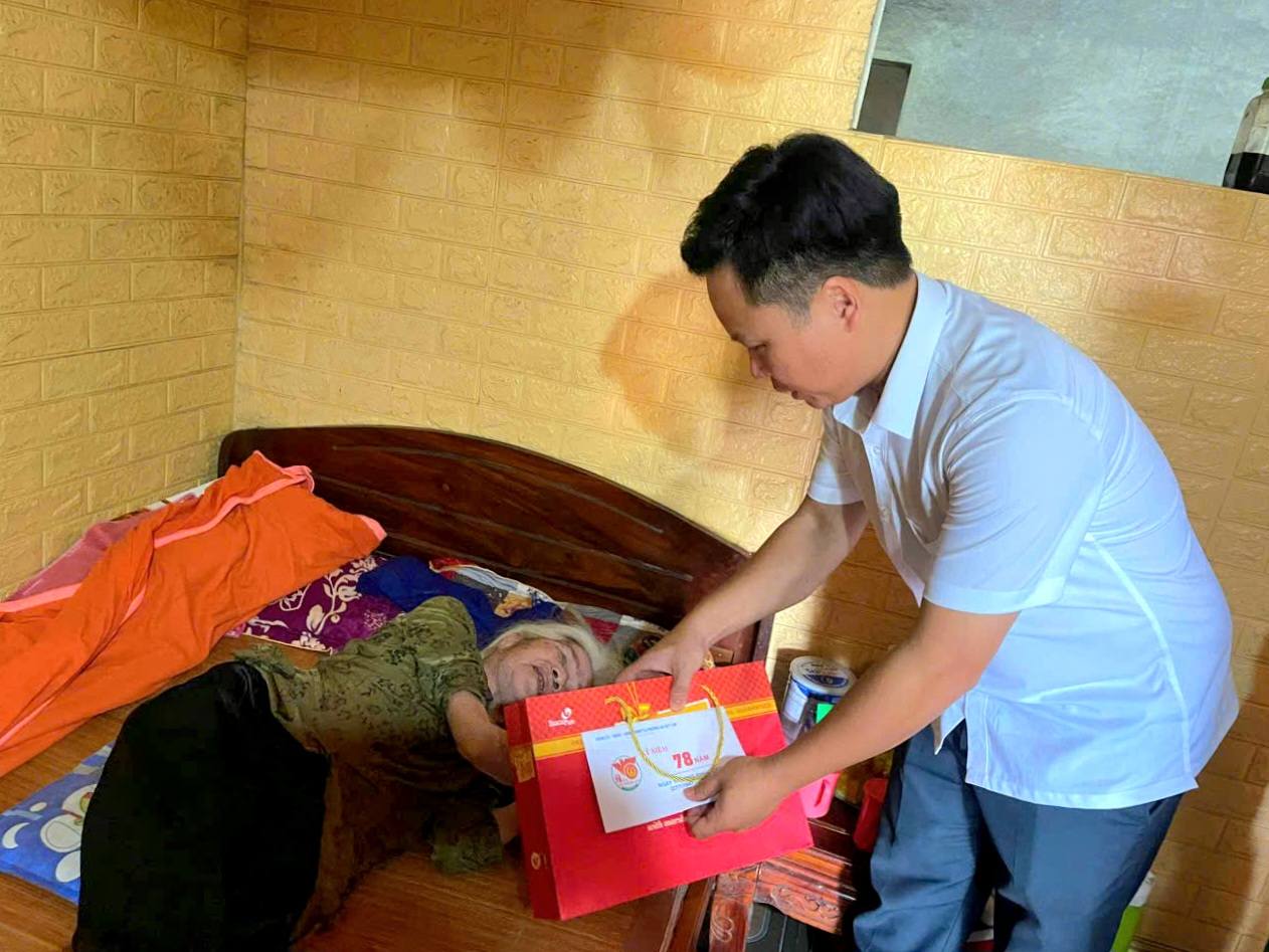 ĐOÀN CÔNG TÁC SỐ 8 THĂM, TẶNG QUÀ CHO CÁC GIA ĐÌNH CHÍNH SÁCH