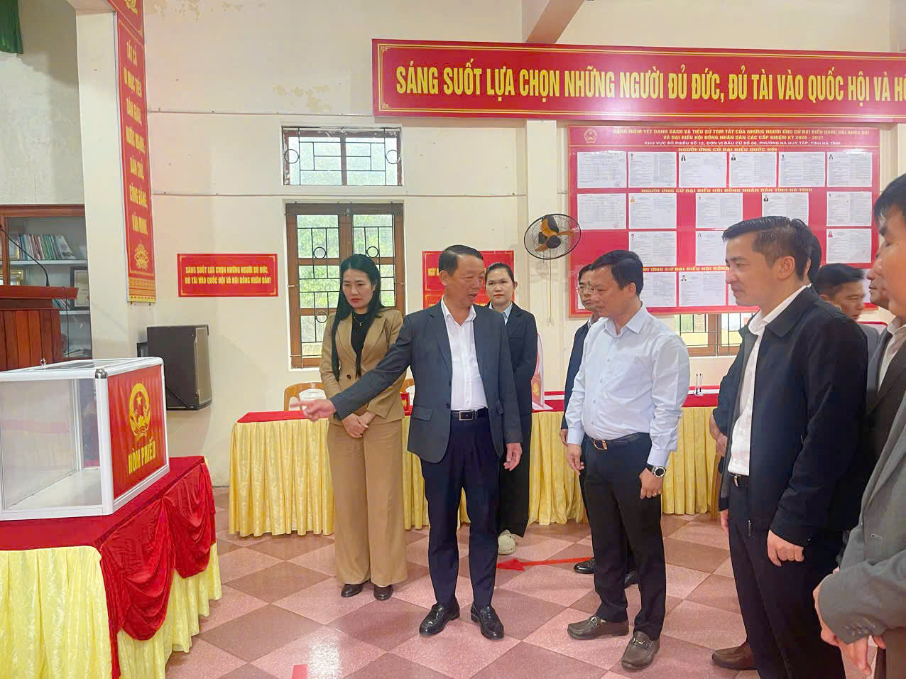 CHỦ TỊCH UBND TỈNH ĐÁNH GIÁ CAO QUA KIỂM TRA CÔNG TÁC CHUẨN BỊ BẦU CỬ TẠI PHƯỜNG HÀ HUY TẬP