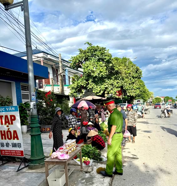 PHƯỜNG HÀ HUY TẬP RA QUÂN XỬ LÝ VI PHẠM TRẬT TỰ ĐÔ THỊ TẠI KHU VỰC CHỢ TRỔ