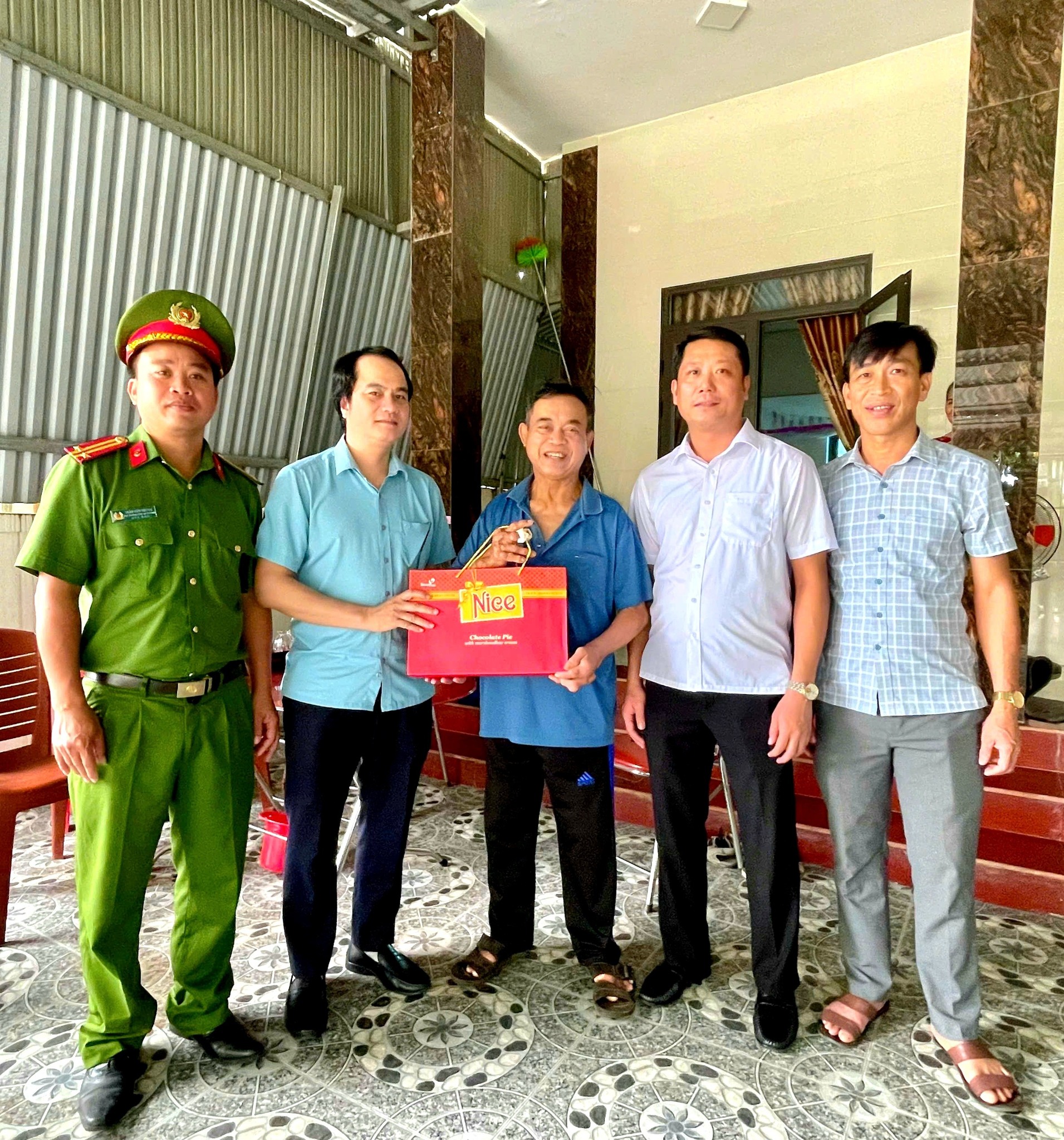 Đồng chí Nguyễn Văn Điệp - Phó Bí thư thường trực đảng ủy phường tặng quà cho người có công nhân kỷ niệm 78 năm ngày Thương binh liệt sĩ 