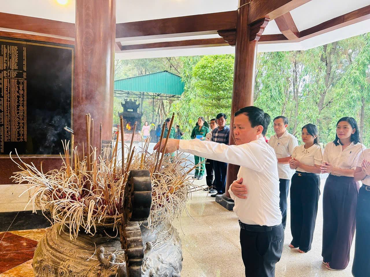 MTTQ PHƯỜNG HÀ HUY TẬP DÂNG HƯƠNG TRI ÂN TẠI CÁC ĐỊA CHỈ ĐỎ - TIẾP NỐI TRUYỀN THỐNG "UỐNG NƯỚC NHỚ NGUỒN"