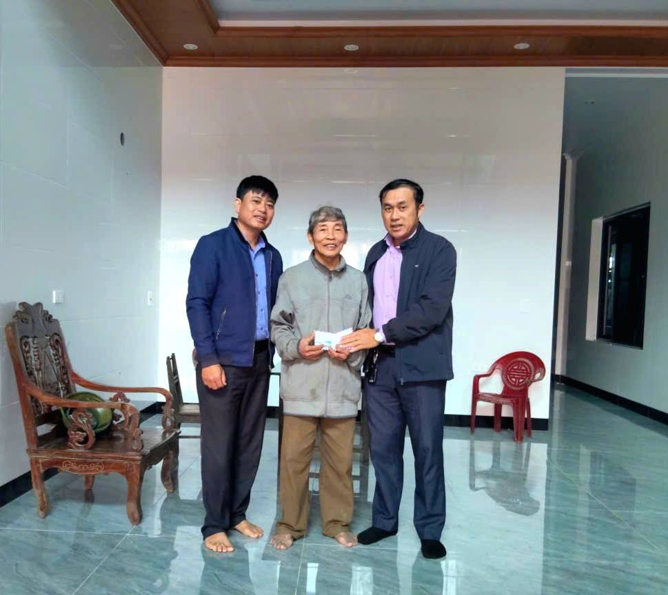 BAN THƯỜNG VỤ HỘI CỰU CHIẾN BINH PHƯỜNG HÀ HUY TẬP THĂM, TẶNG QUÀ VÀ CHÚC MỪNG GIÁNG SINH CÁN BỘ CHI HỘI LÀ GIÁO DÂN