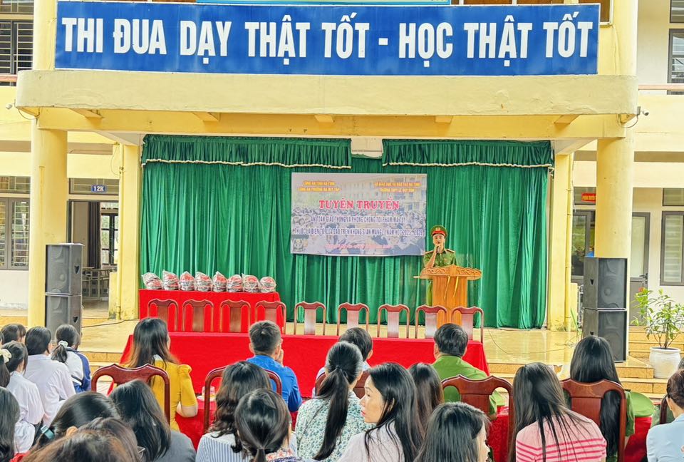 Công an phường Hà Huy Tập phối hợp Trường THPT Lê Quý Đôn tuyên truyền pháp luật cho học sinh trước thềm năm học mới