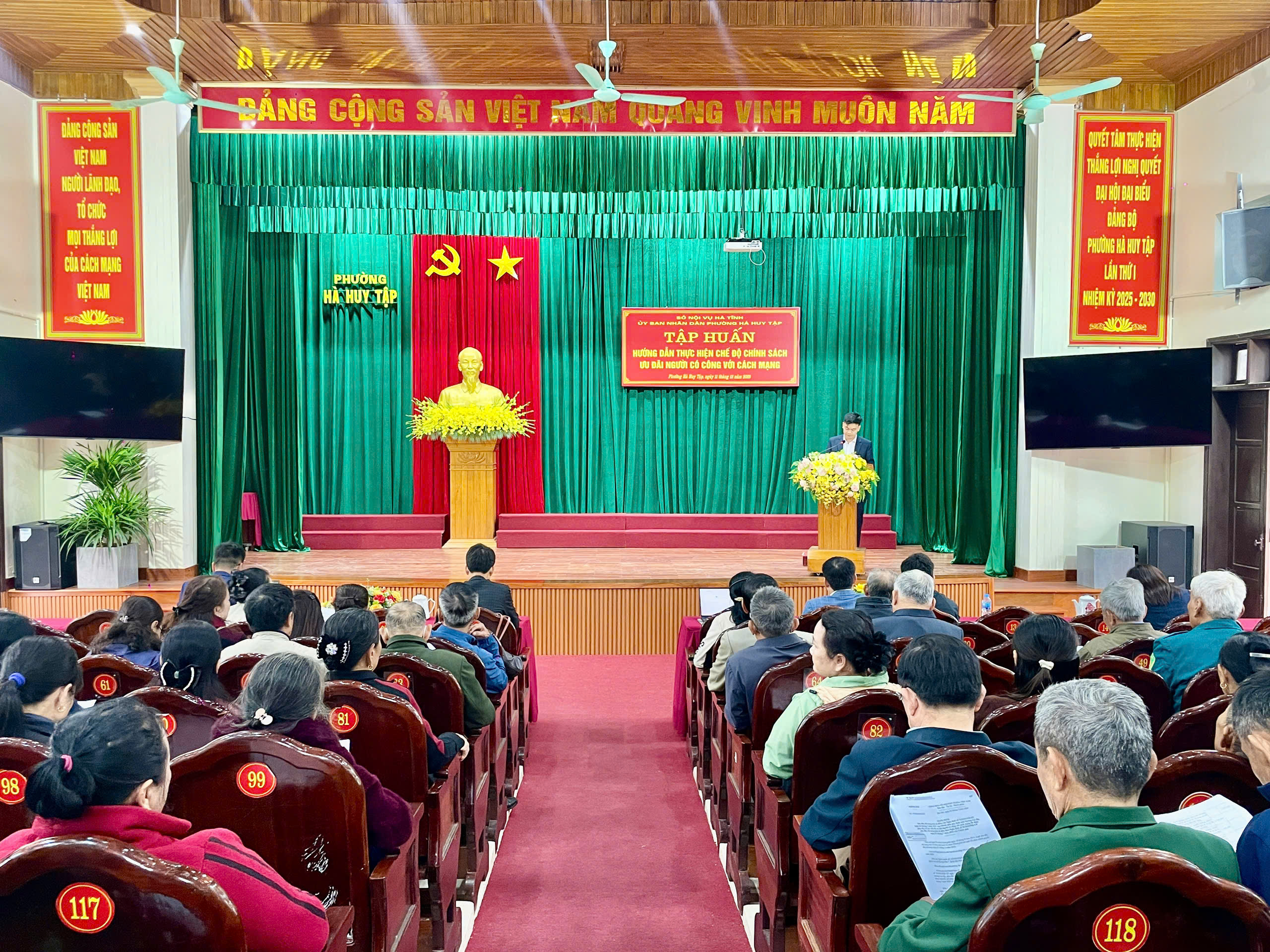 PHƯỜNG HÀ HUY TẬP TẬP HUẤN HƯỚNG DẪN THỰC HIỆN CHẾ ĐỘ, CHÍNH SÁCH ƯU ĐÃI ĐỐI VỚI NGƯỜI CÓ CÔNG VỚI CÁCH MẠNG