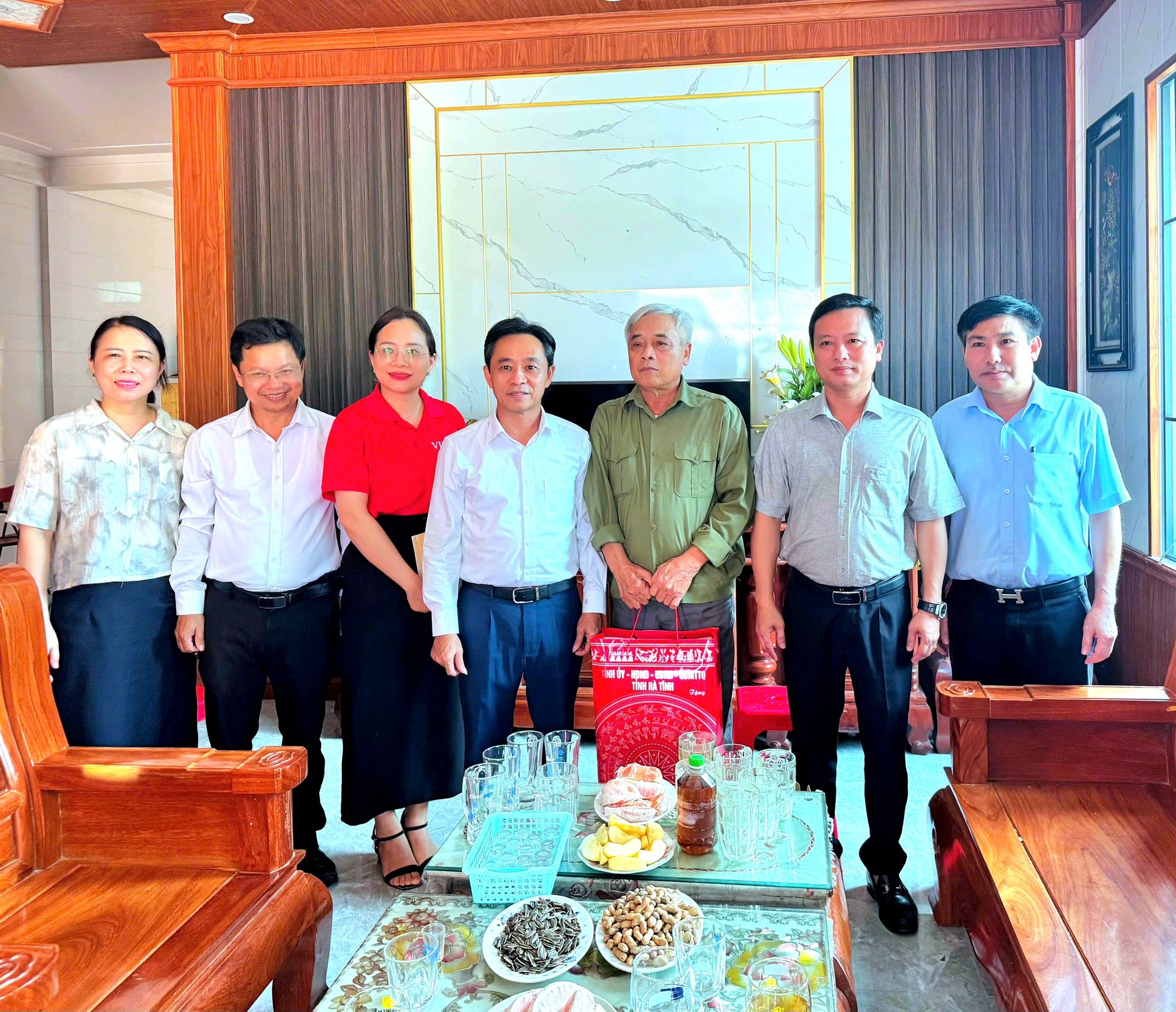 LÃNH ĐẠO TỈNH THĂM, TẶNG QUÀ NGƯỜI CÓ CÔNG NHÂN DỊP KỶ NIỆM 80 NĂM CÁCH MẠNG THÁNG 8 VÀ QUỐC KHÁNH 02/9