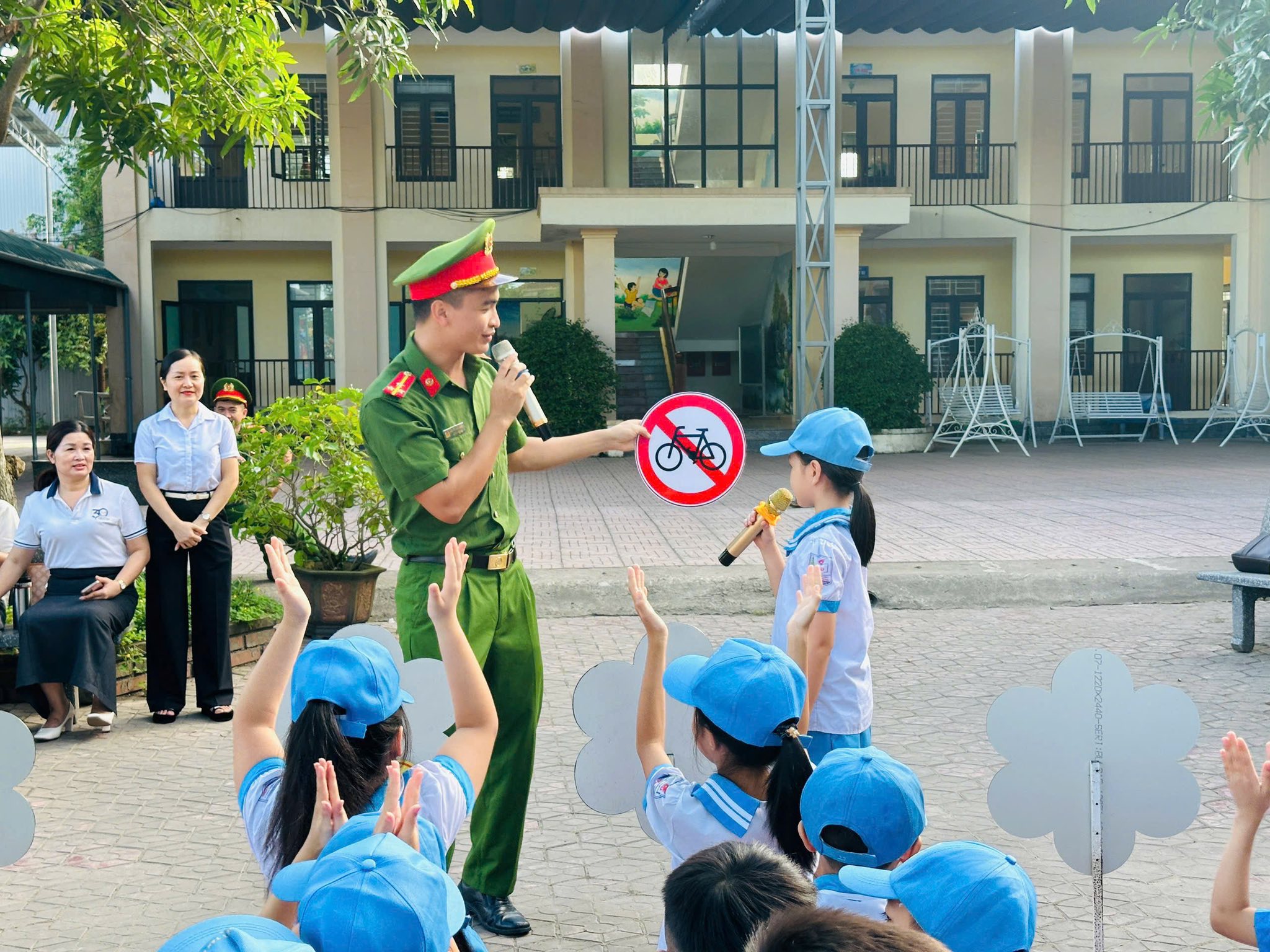 Công an phường Hà Huy Tập tuyên truyền pháp luật về an toàn giao thông và phòng chống cháy nổ tại trường Tiểu học Tân Lâm Hương