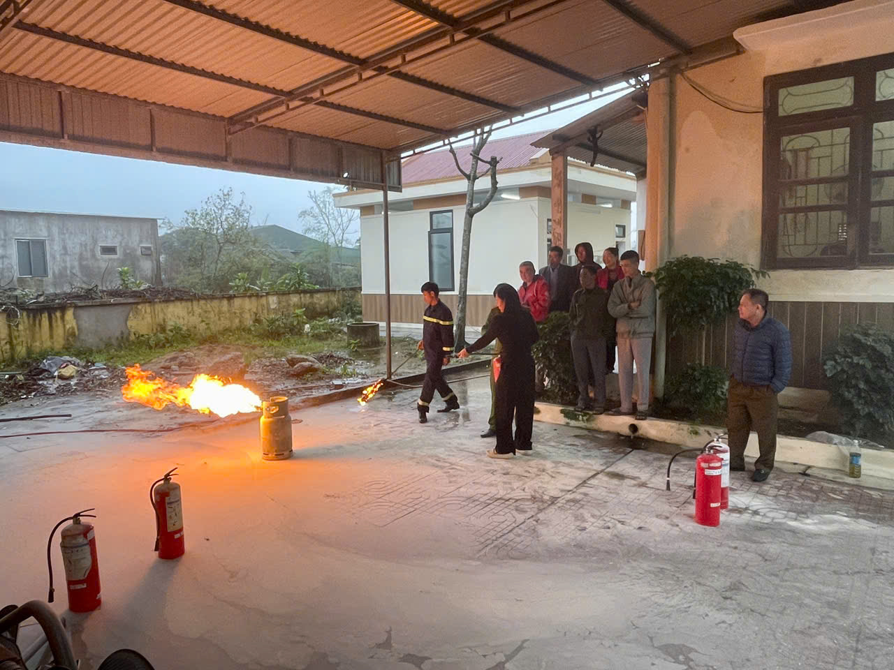 PHƯỜNG HÀ HUY TẬP HUẤN LUYỆN NGHIỆP VỤ PHÒNG CHÁY CHỮA CHÁY VÀ CỨU NẠN CỨU HỘ 
