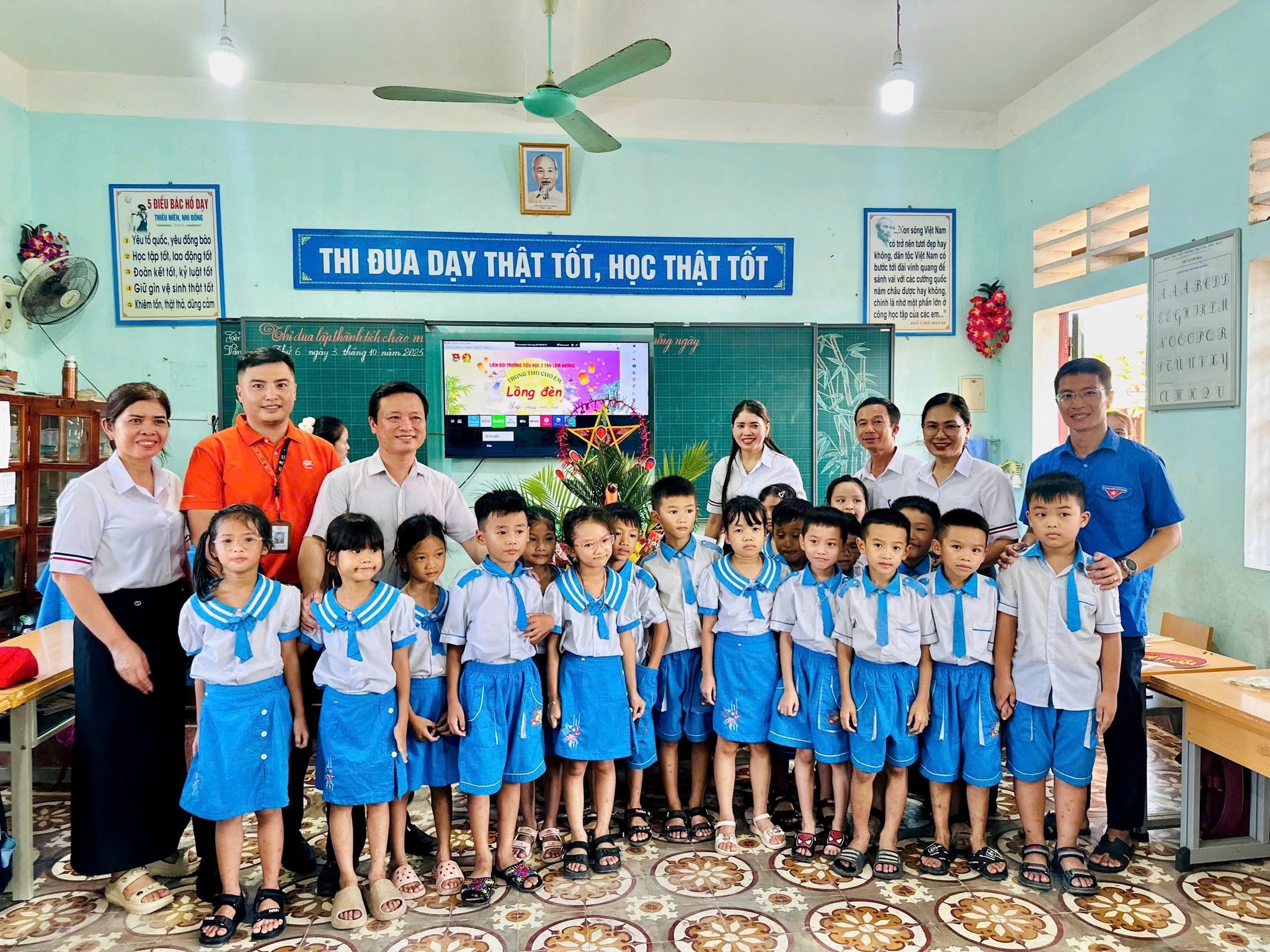 ĐỒNG CHÍ BÍ THƯ ĐẢNG ỦY, CHỦ TỊCH HĐND PHƯỜNG HÀ HUY TẬP ĐẬU TÙNG LÂM DỰ VUI TẾT TRUNG THU, TRAO QUÀ CHO CÁC EM THIẾU NHI