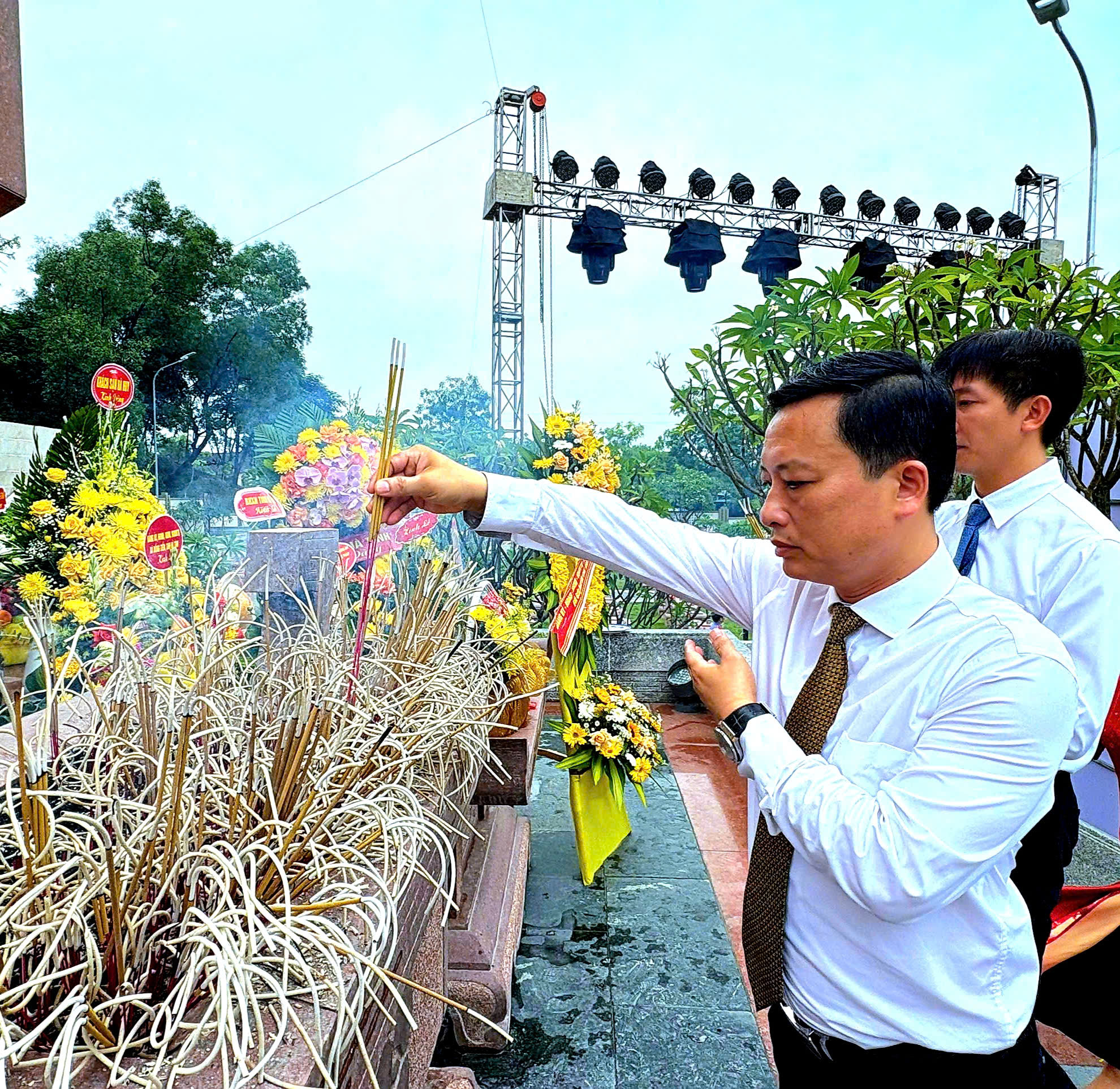 LÃNH ĐẠO CẤP UỶ, CHÍNH QUYỀN PHƯỜNG HÀ HUY TẬP DÂNG HƯƠNG TẠI CÁC ĐỊA CHỈ ĐỎ NHÂN DỊP KỶ NIỆM NGÀY THƯƠNG BINH LIỆT SĨ