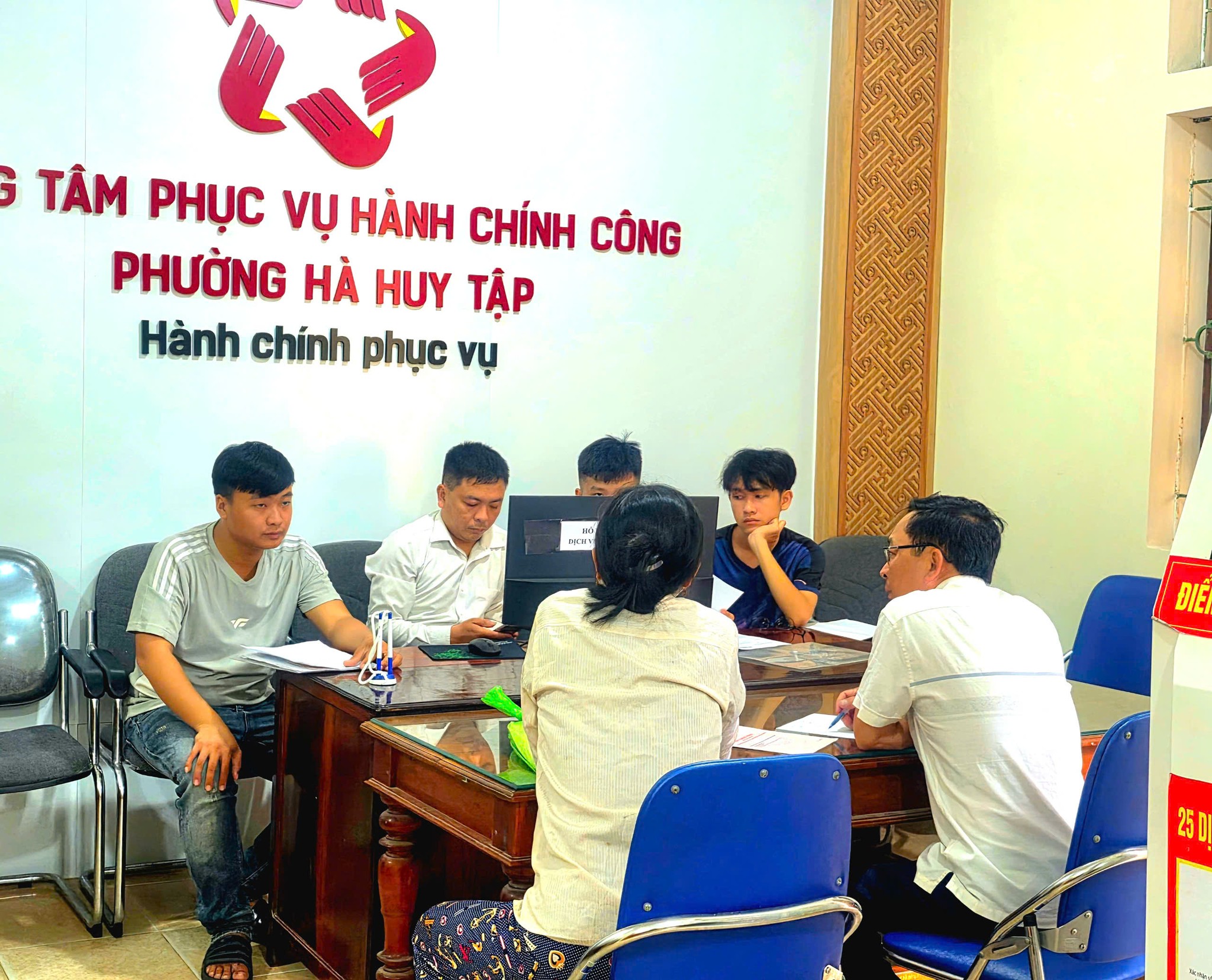 TRUNG TÂM HÀNH CHÍNH CÔNG PHƯỜNG HÀ HUY TẬP TIẾP NHẬN VÀ XỬ LÝ GẦN 1.600 HỒ SƠ SAU 3 TUẦN HOẠT ĐỘNG