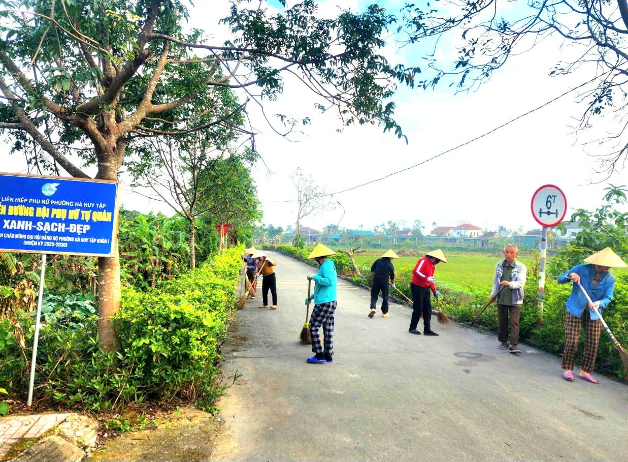 HỘI LHPN PHƯỜNG HÀ HUY TẬP RA QUÂN DỌN VỆ SINH MÔI TRƯỜNG