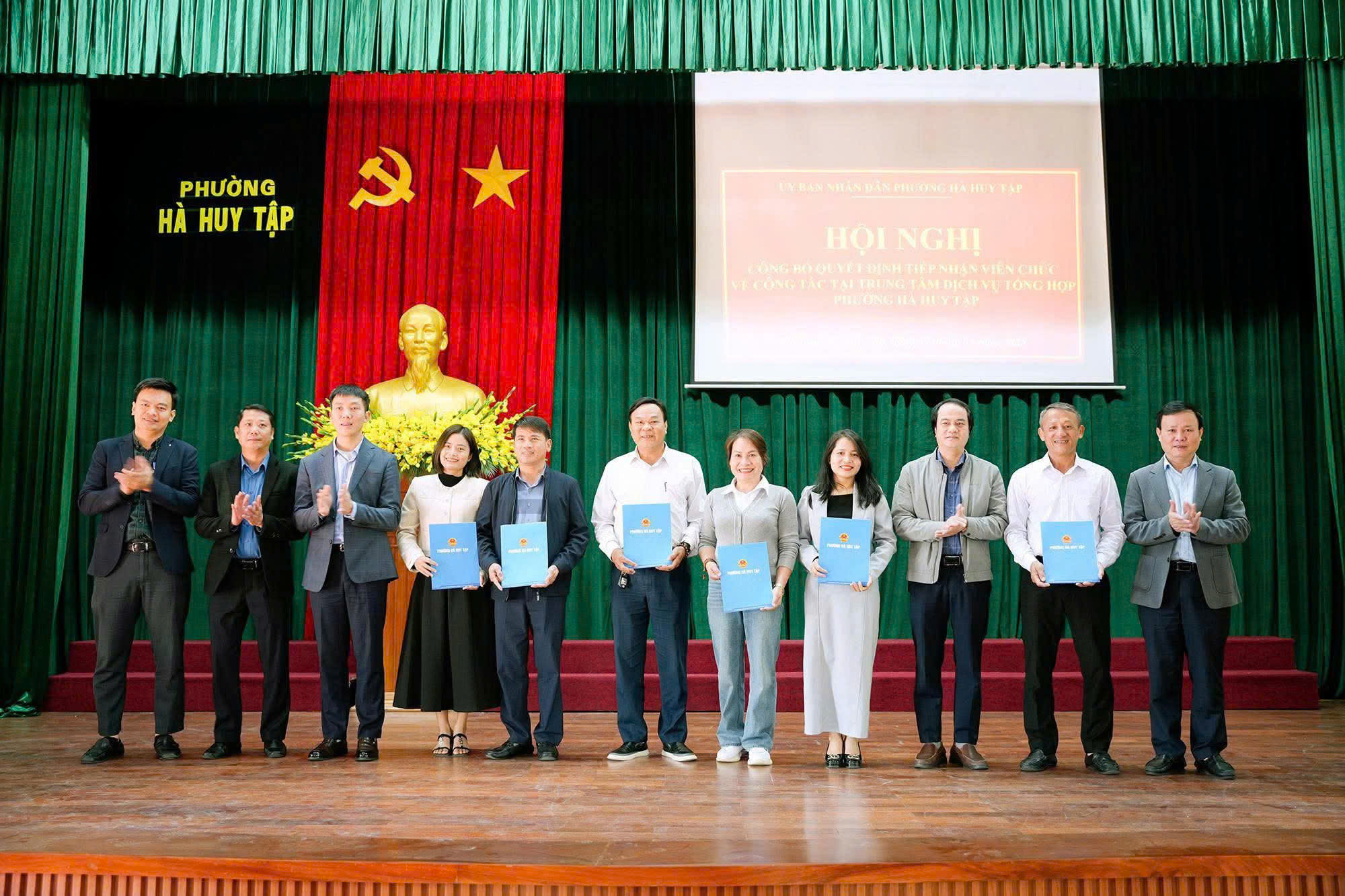 PHƯỜNG HÀ HUY TẬP TIẾP NHẬN 06 VIÊN CHỨC VỀ LÀM VIỆC TẠI TRUNG TÂM DỊCH VỤ TỔNG HỢP