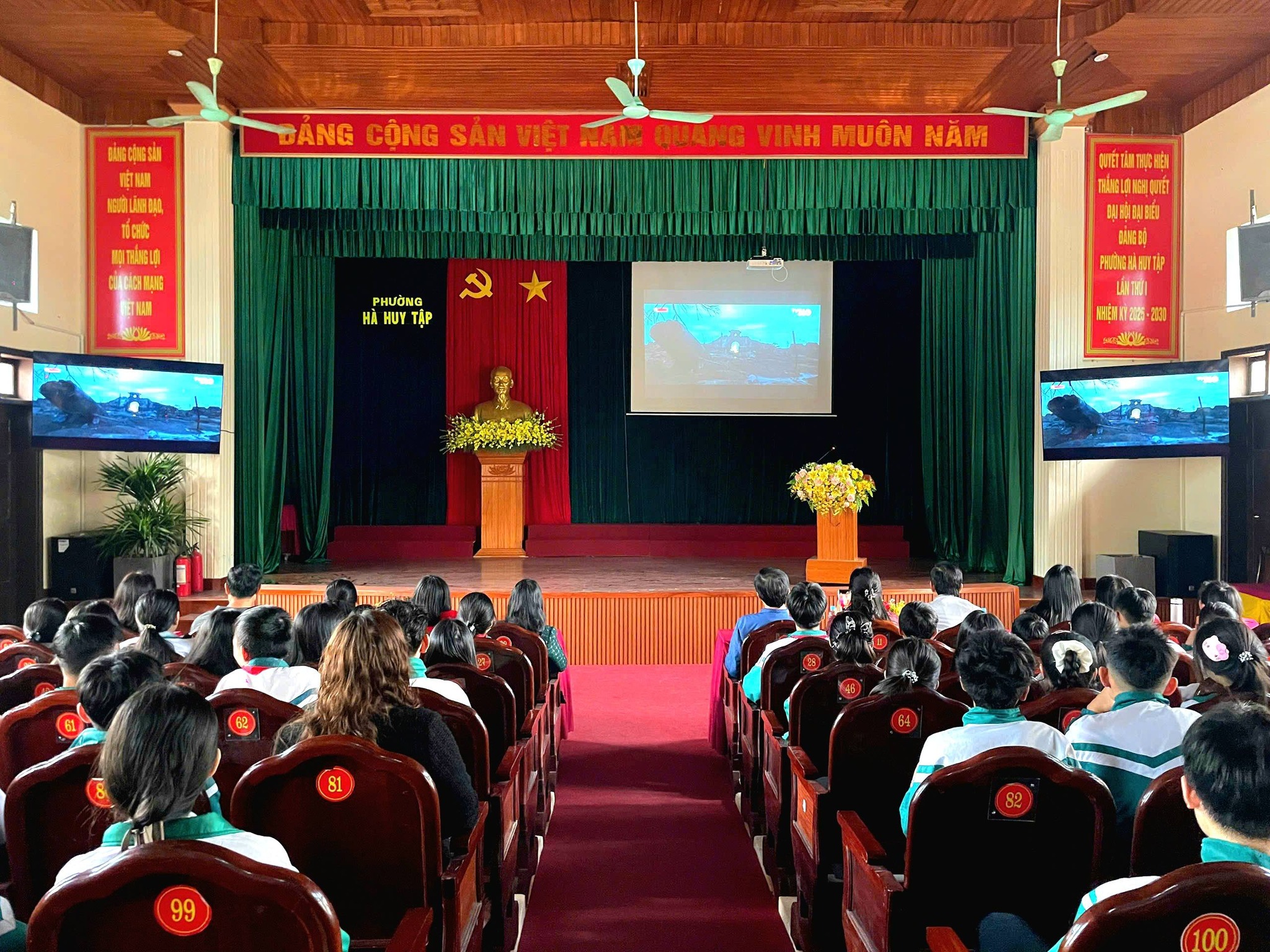 HOẠT ĐỘNG TRẢI NGHIỆM LỊCH SỬ SỐNG ĐỘNG: KHI "MƯA ĐỎ" CHẠM ĐẾN TRÁI TIM CỦA HỌC SINH TRƯỜNG NGUYỄN HOÀNH TỪ