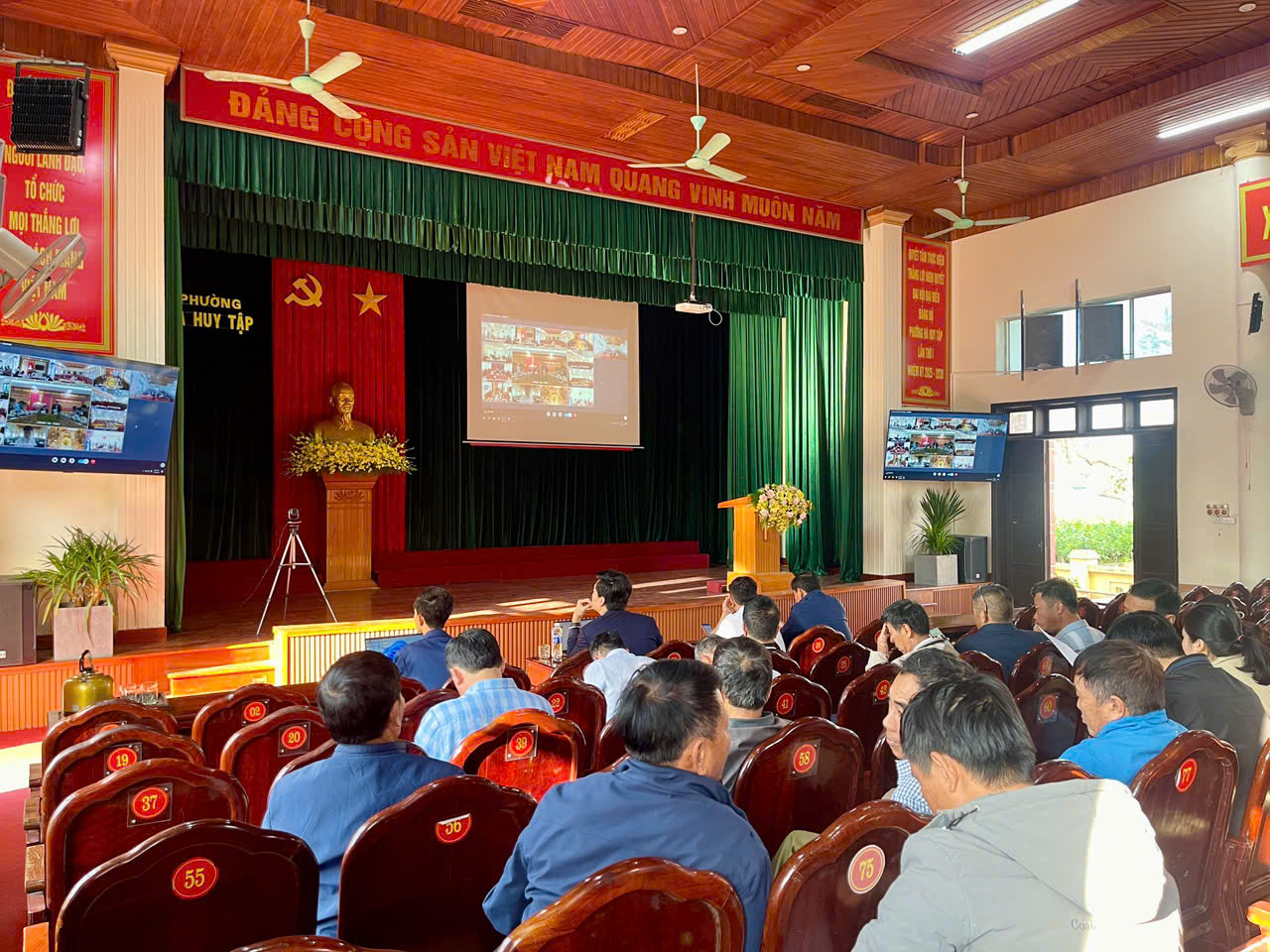 HỘI NGHỊ TRỰC TUYẾN TRIỂN KHAI CÔNG TÁC CHĂN NUÔI, PHÒNG CHỐNG DỊCH BỆNH TRÊN GIA SÚC, GIA CẦM VÀ QUẢN LÝ HOẠT ĐỘNG GIẾT MỔ NĂM 2026