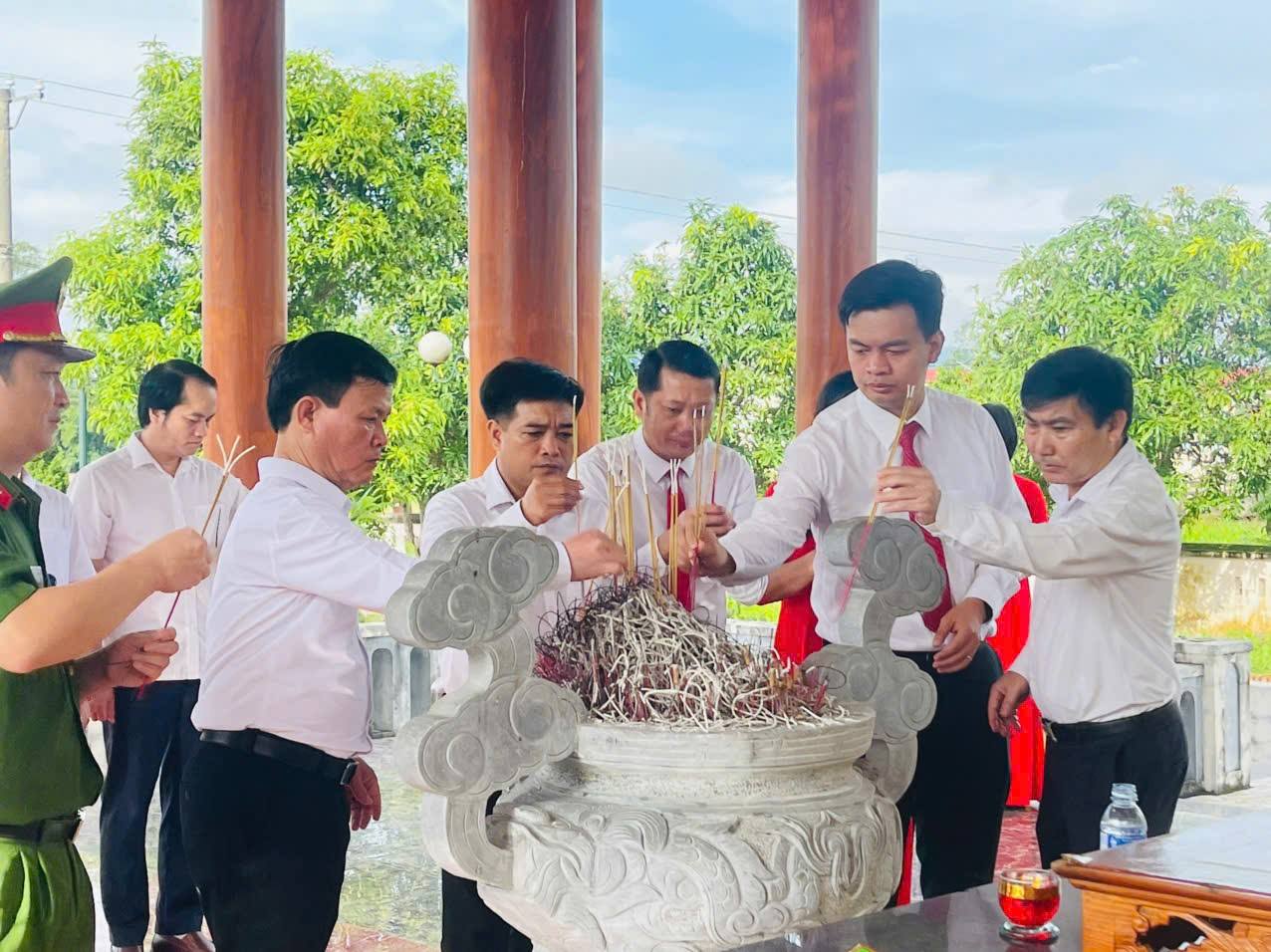 PHƯỜNG HÀ HUY TẬP: THÀNH KÍNH DÂNG HƯƠNG TƯỞNG NIỆM CHỦ TỊCH HỒ CHÍ MINH VÀ CÁC ANH HÙNG, LIỆT SĨ NHÂN KỶ NIỆM 80 NĂM CÁCH MẠNG THÁNG 8, QUỐC KHÁNH 02/9