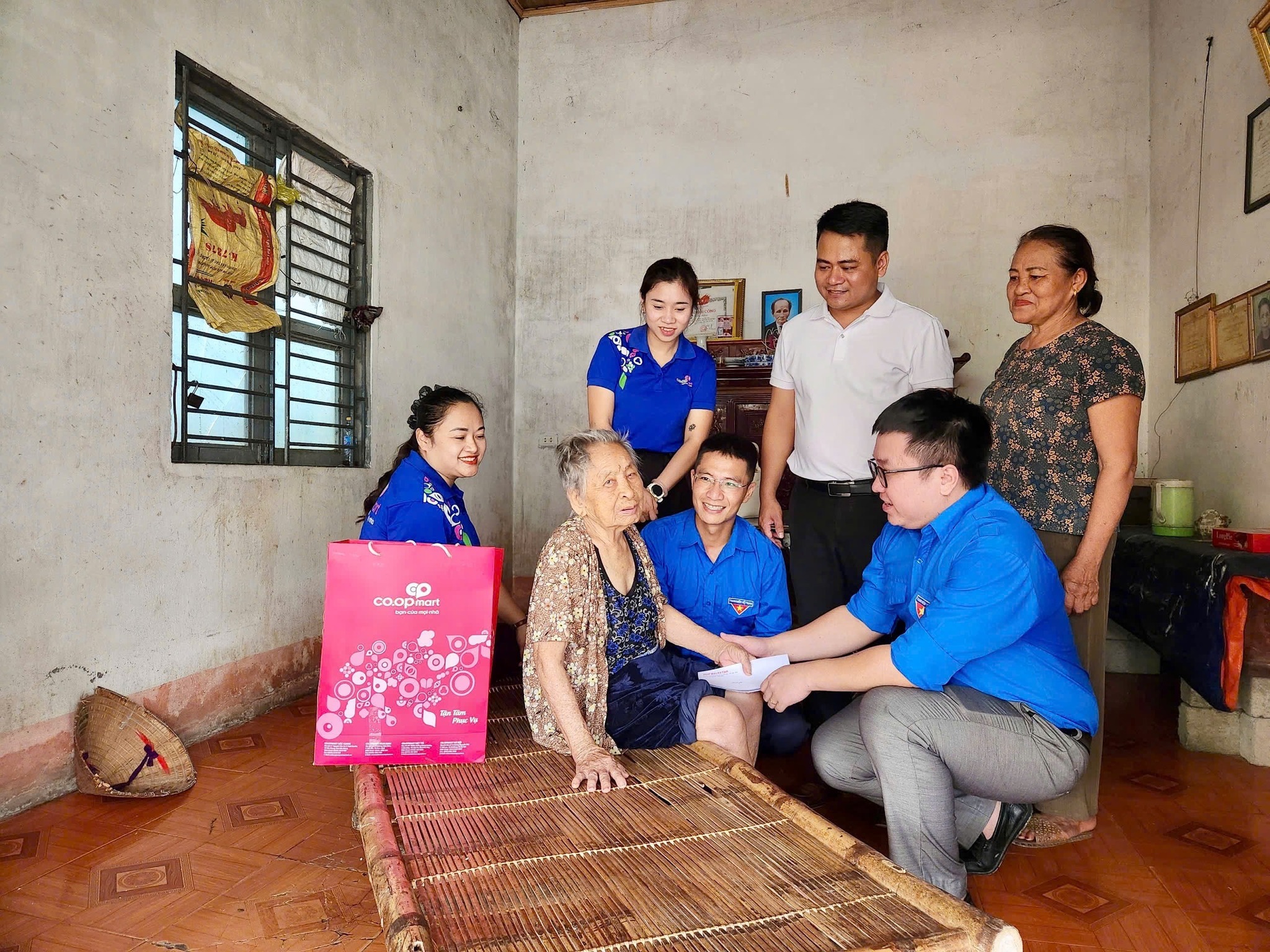 Đoàn thanh niên phường Hà Huy Tập trao quà tri ân các gia đình chính sách, người có công với cách mạng nhân dịp kỷ niệm 78 năm ngày Thương binh liệt sĩ