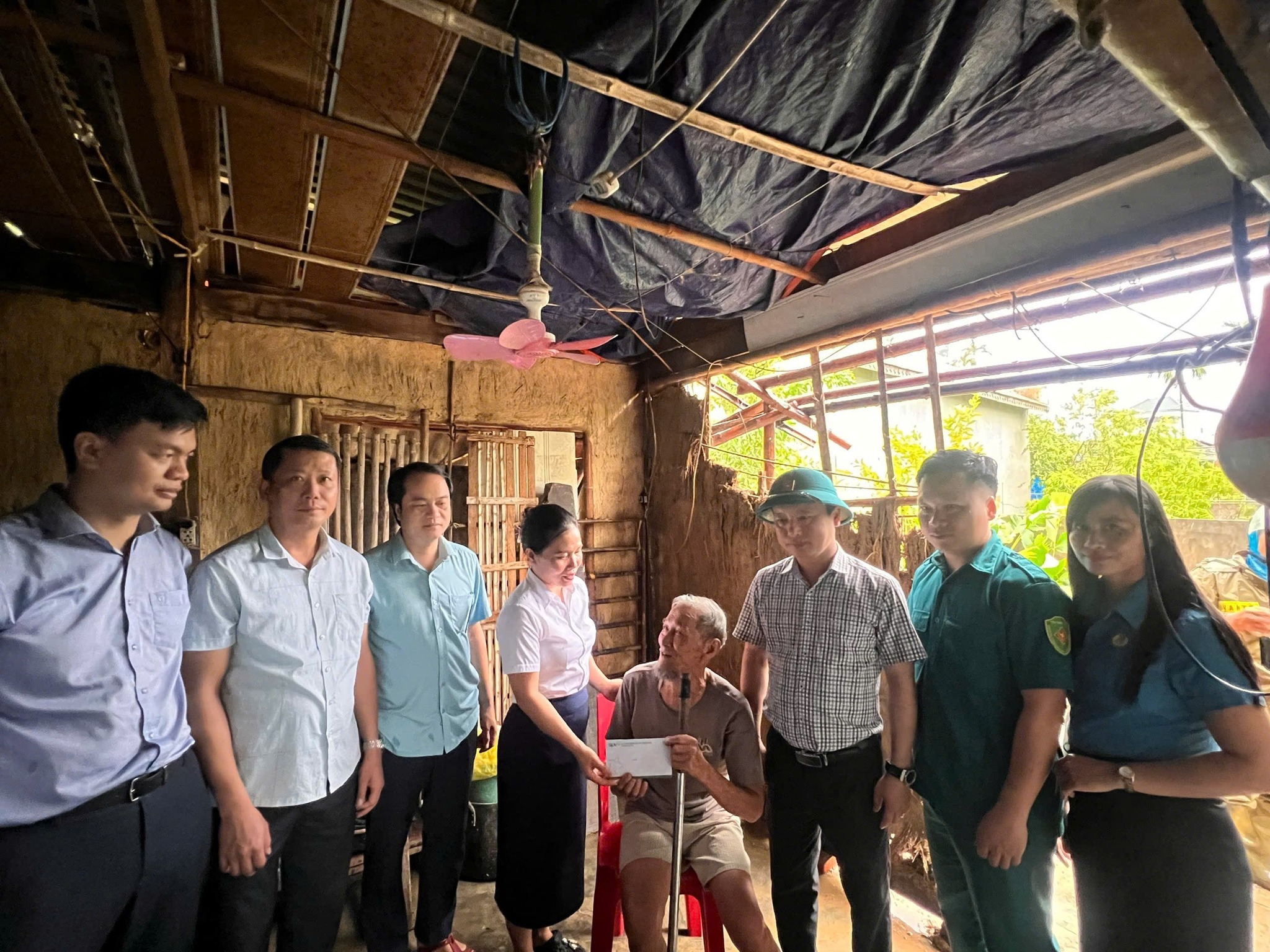 LÃNH ĐẠO PHƯỜNG HÀ HUY TẬP THĂM HỎI, TRAO QUÀ HỖ TRỢ NGƯỜI DÂN CÓ HOÀN CẢNH KHÓ KHĂN BỊ ẢNH HƯỞNG BỞI BÃO SỐ 10