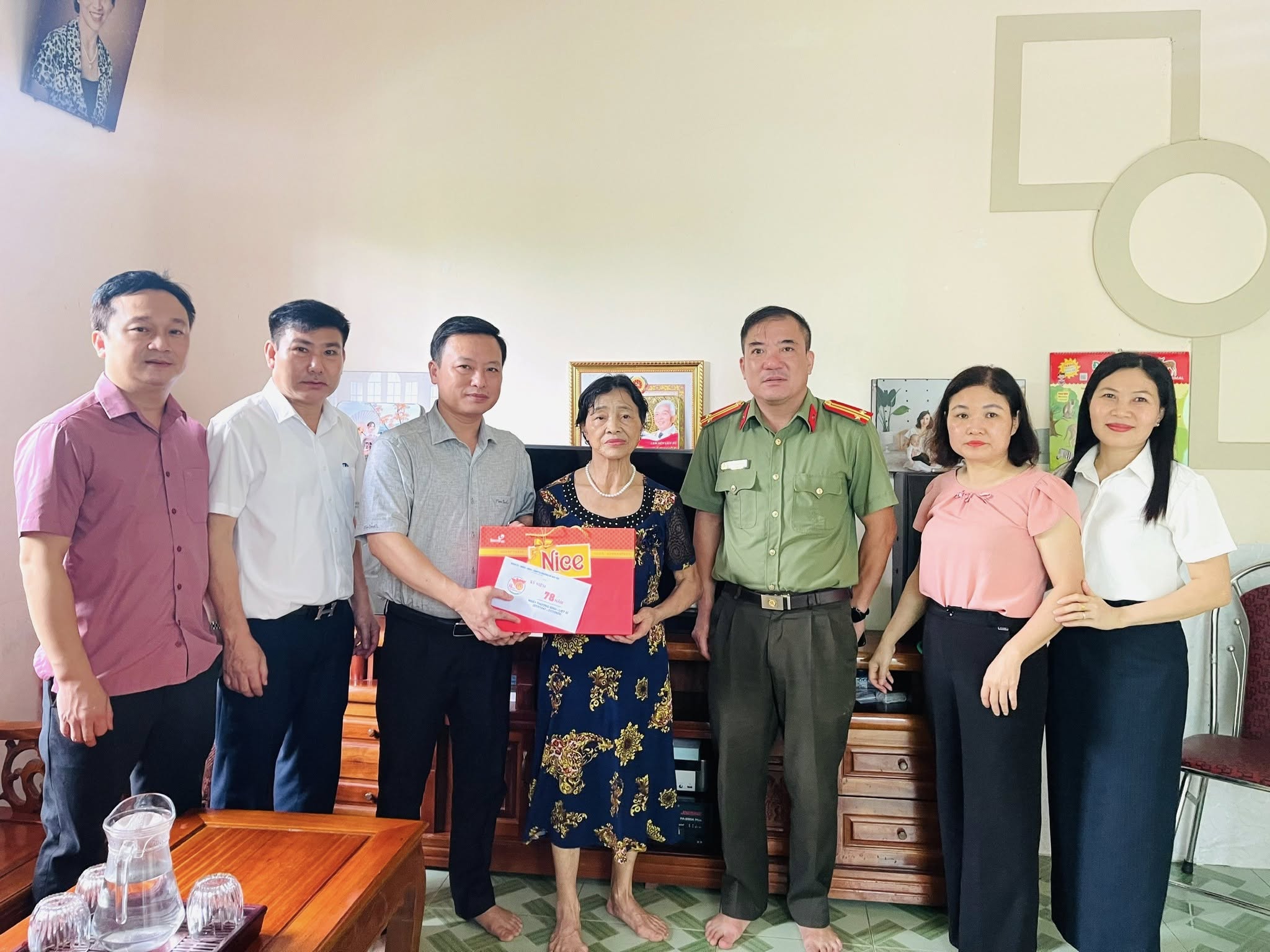 ĐỒNG CHÍ ĐẬU TÙNG LÂM - BÍ THƯ ĐẢNG ỦY, CHỦ TỊCH HĐND PHƯỜNG THĂM, TẶNG QUÀ TRI ÂN CÁC THƯƠNG BINH, BỆNH BINH CÓ HOÀN CẢNH KHÓ KHĂN