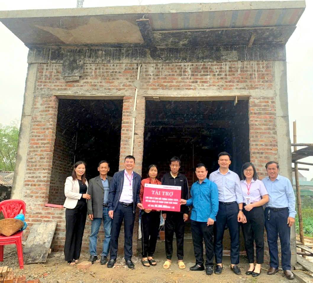 AGRIBANK THẠCH HÀ - HÀ TĨNH 2 TRAO HỖ TRỢ 120 TRIỆU ĐỒNG XÂY DỰNG NHÀ Ở CHO HỘ NGHÈO, HỘ CHÍNH SÁCH TẠI PHƯỜNG HÀ HUY TẬP