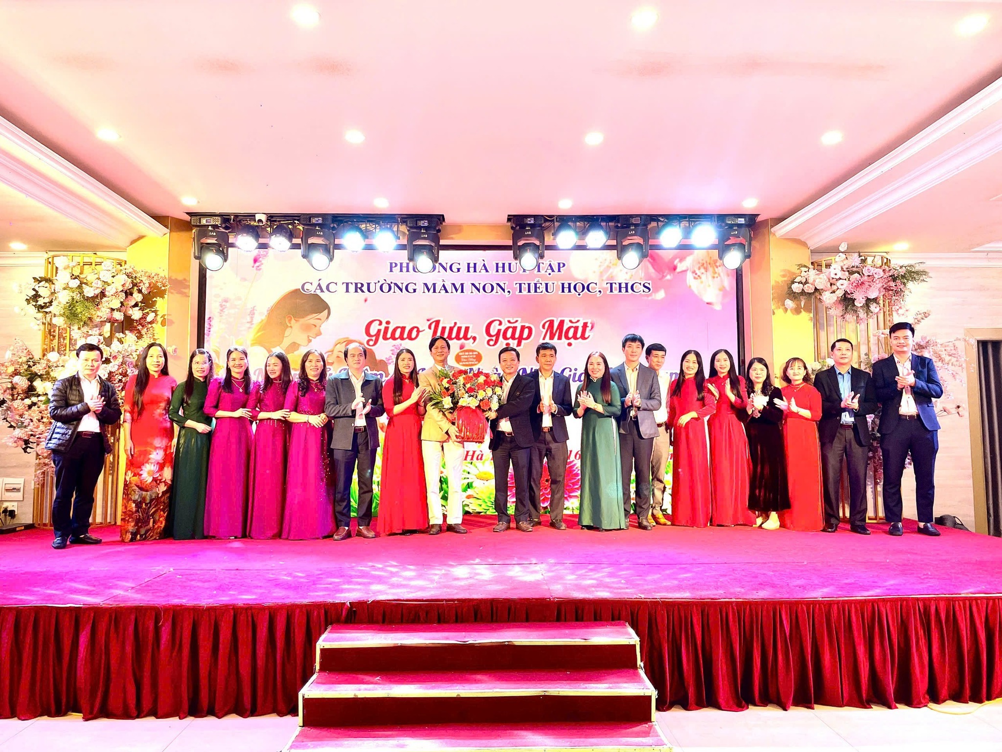 LÃNH ĐẠO PHƯỜNG HÀ HUY TẬP TẶNG HOA CHÚC MỪNG CÁC ĐƠN VỊ TRƯỜNG HỌC NHÂN DỊP KỶ NIỆM NGÀY NHÀ GIÁO VIỆT NAM 20/11