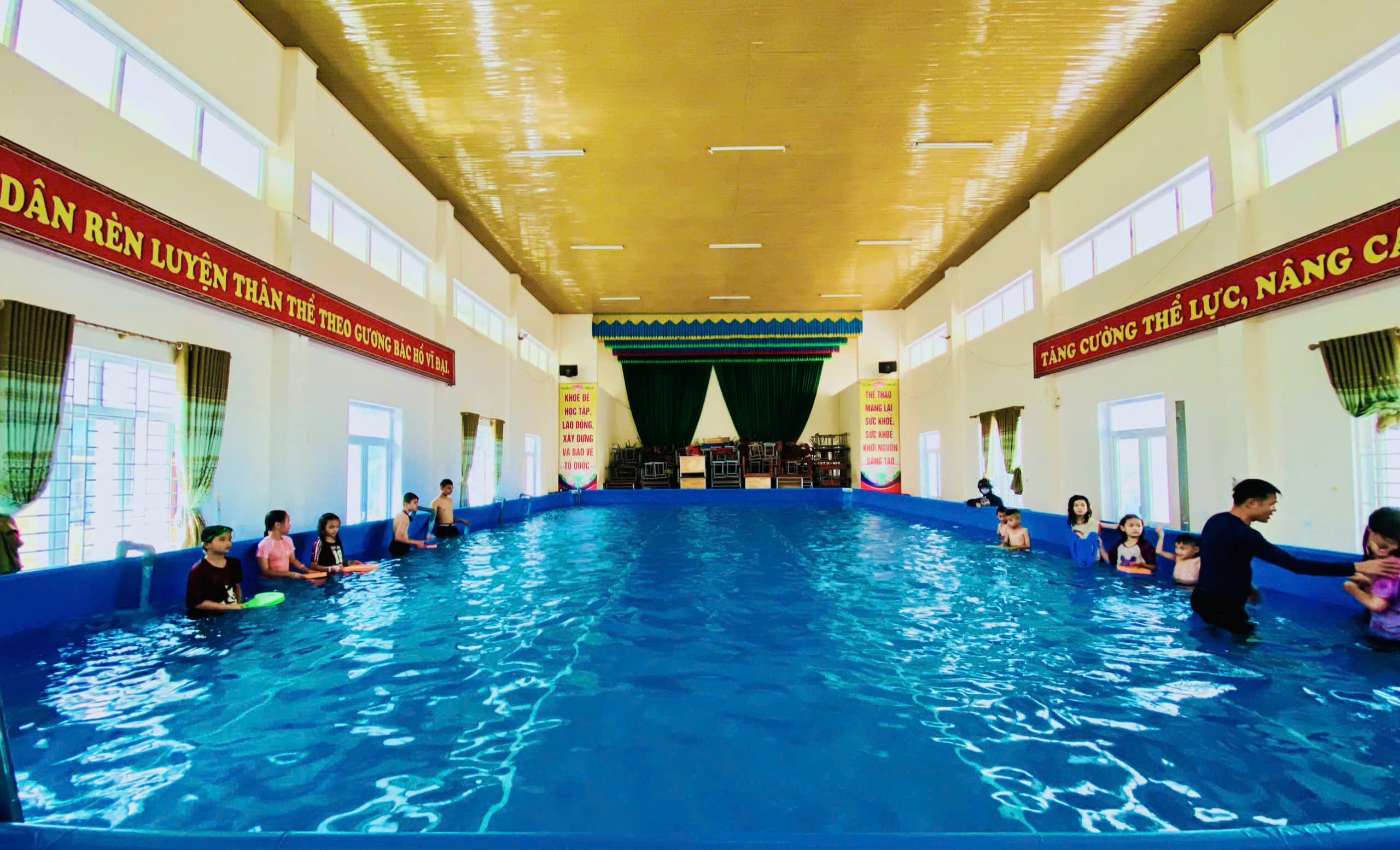 Khai giảng lớp học bơi hè 2025 đầu tiên cho trẻ tại trường Tiểu học 1 Tân Lâm Hương