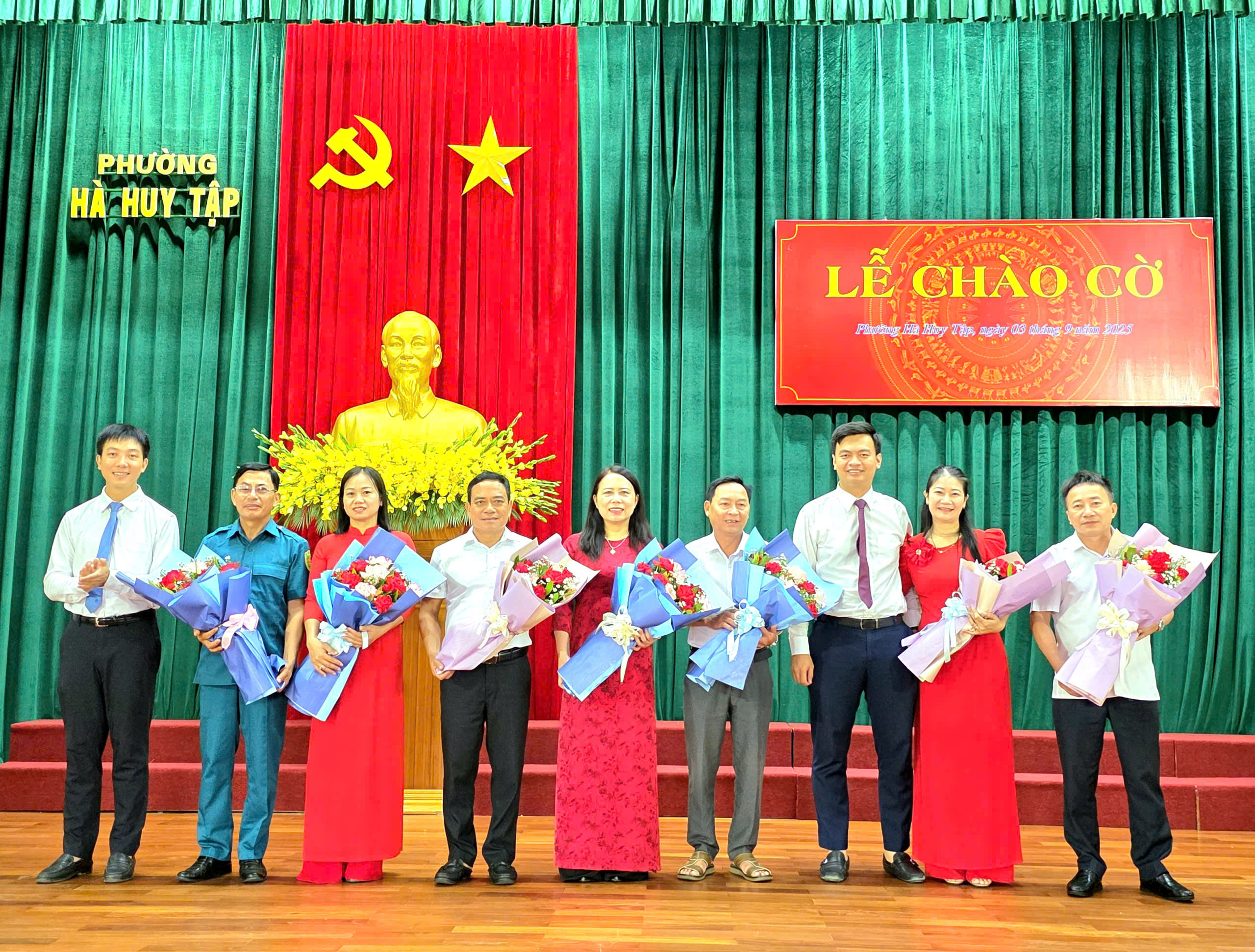 UBND PHƯỜNG HÀ HUY TẬP TỔ CHỨC LỄ CHÀO CỜ ĐẦU THÁNG 9: ĐÁNH GIÁ KẾT QUẢ THÁNG 8, TRIỂN KHAI NHIỆM VỤ THÁNG 9 VÀ TRI ÂN, CHIA TAY CÁC CÁN BỘ, CÔNG CHỨC NGHỈ CHẾ ĐỘ