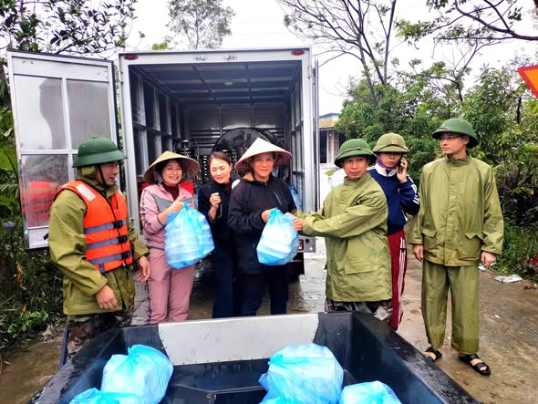 CÁC ĐOÀN THIỆN NGUYỆN CHUNG TAY HỖ TRỢ 2.080 SUẤT ĂN, HƠN 200 SUẤT QUÀ CHO BÀ CON VÙNG LŨ PHƯỜNG HÀ HUY TẬP