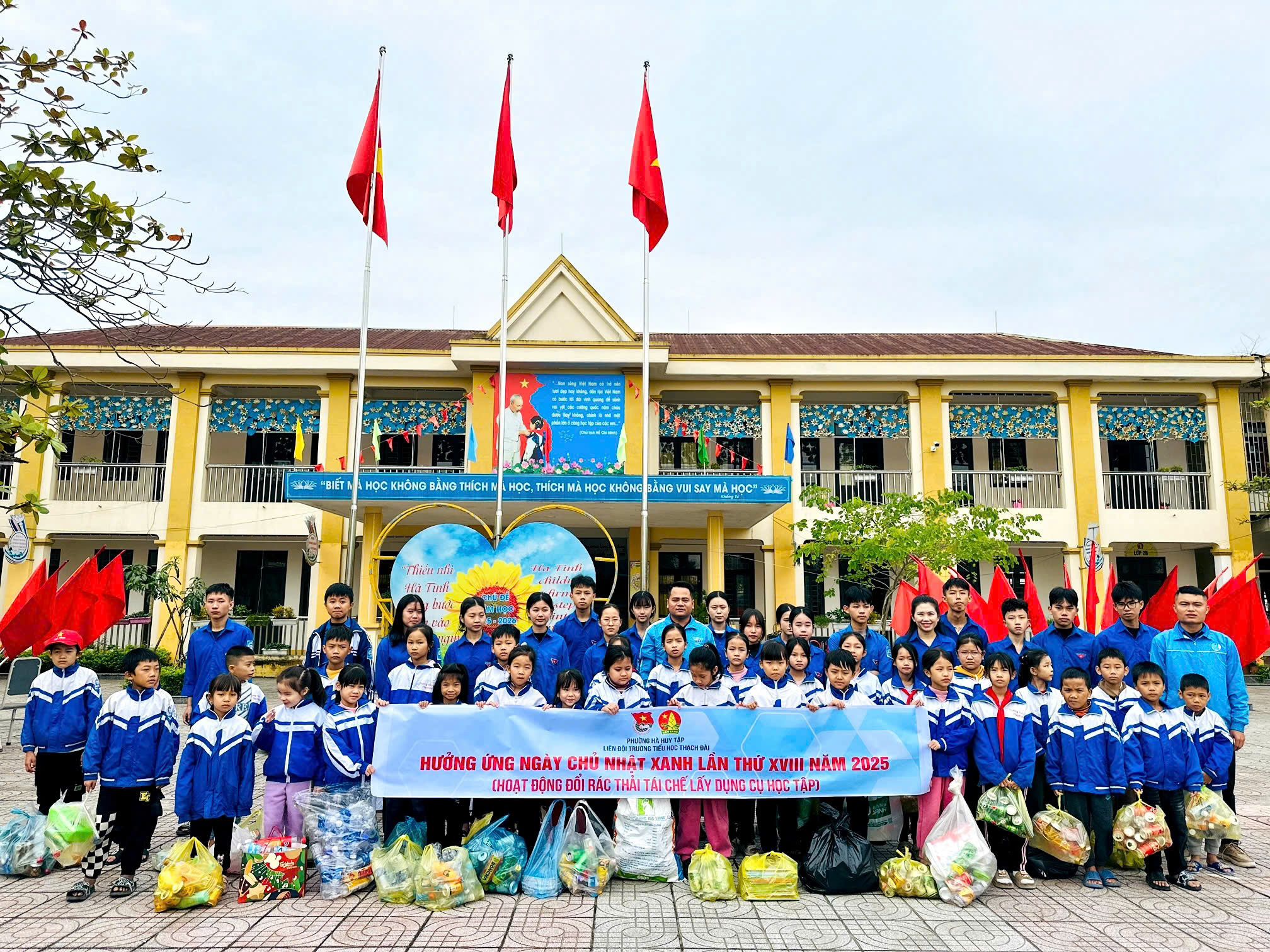 Sôi nổi hoạt động “Đổi rác thải tái chế lấy dụng cụ học tập” hưởng ứng Ngày Chủ nhật xanh lần thứ XVIII năm 2025